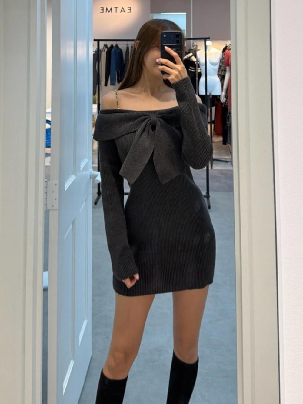 ブラック系のブーツ、グレー系のワンピースを着用したレディースの冬コーディネートの4枚目の写真