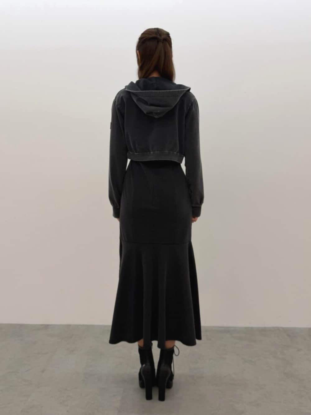 ブラック系のワンピース、ブラック系のパーカー、ホワイト系のブーツを着用したレディースの春コーディネートの3枚目の写真