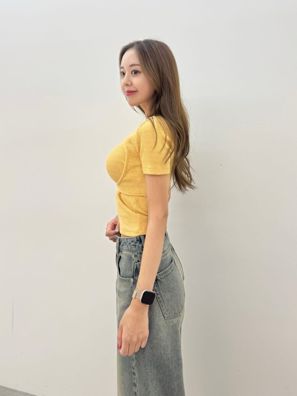 ブラック系のサンダル、イエロー系のTシャツ/カットソー、ブルー系のデニムパンツを着用したレディースの夏コーディネートの4枚目の写真