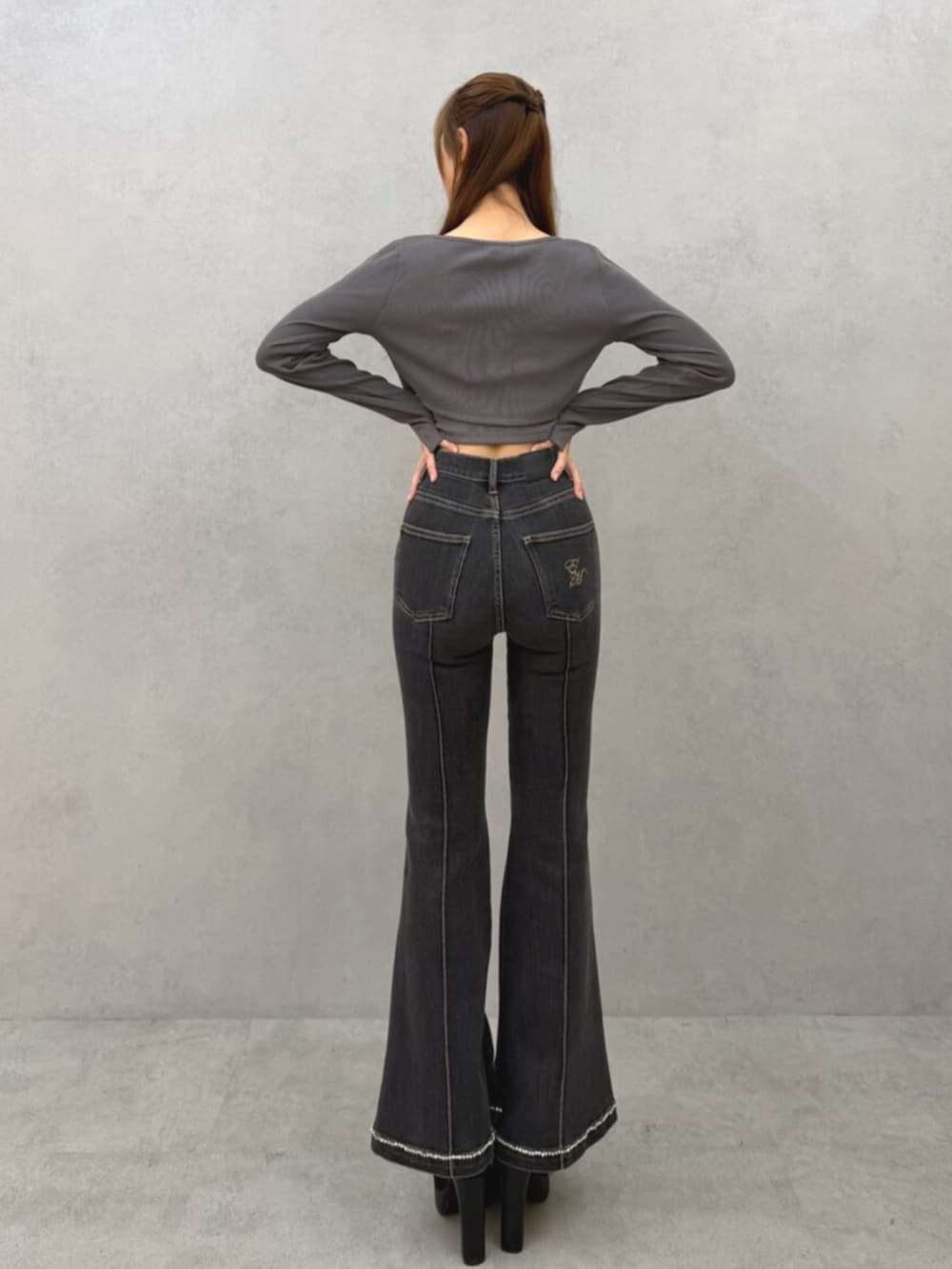 ブラック系のブーツ、ブラック系のデニムパンツ、グレー系のTシャツ/カットソーを着用したレディースの春コーディネートの3枚目の写真