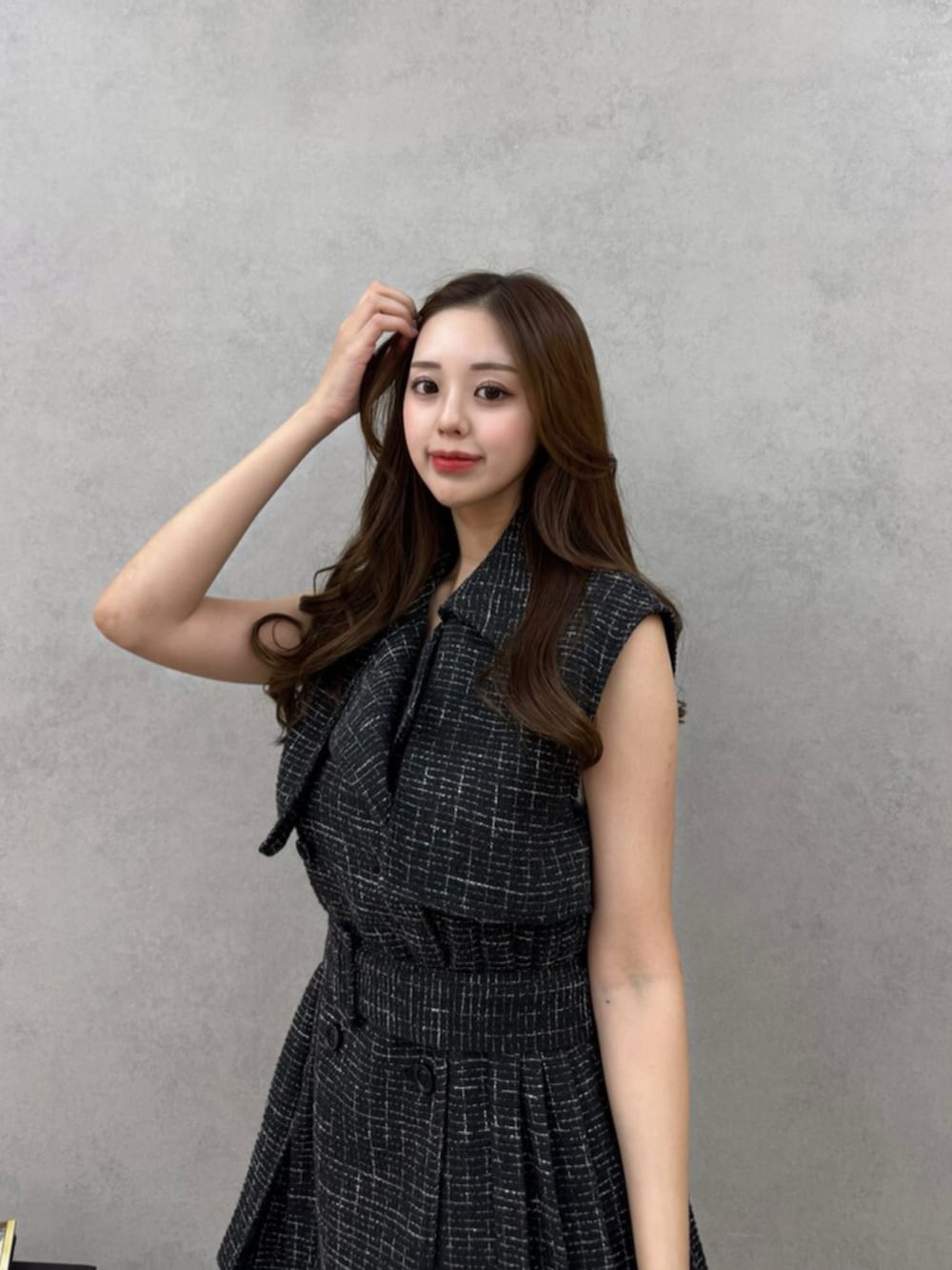 ブラック系のサンダル、その他のワンピースを着用したレディースの春コーディネートの3枚目の写真