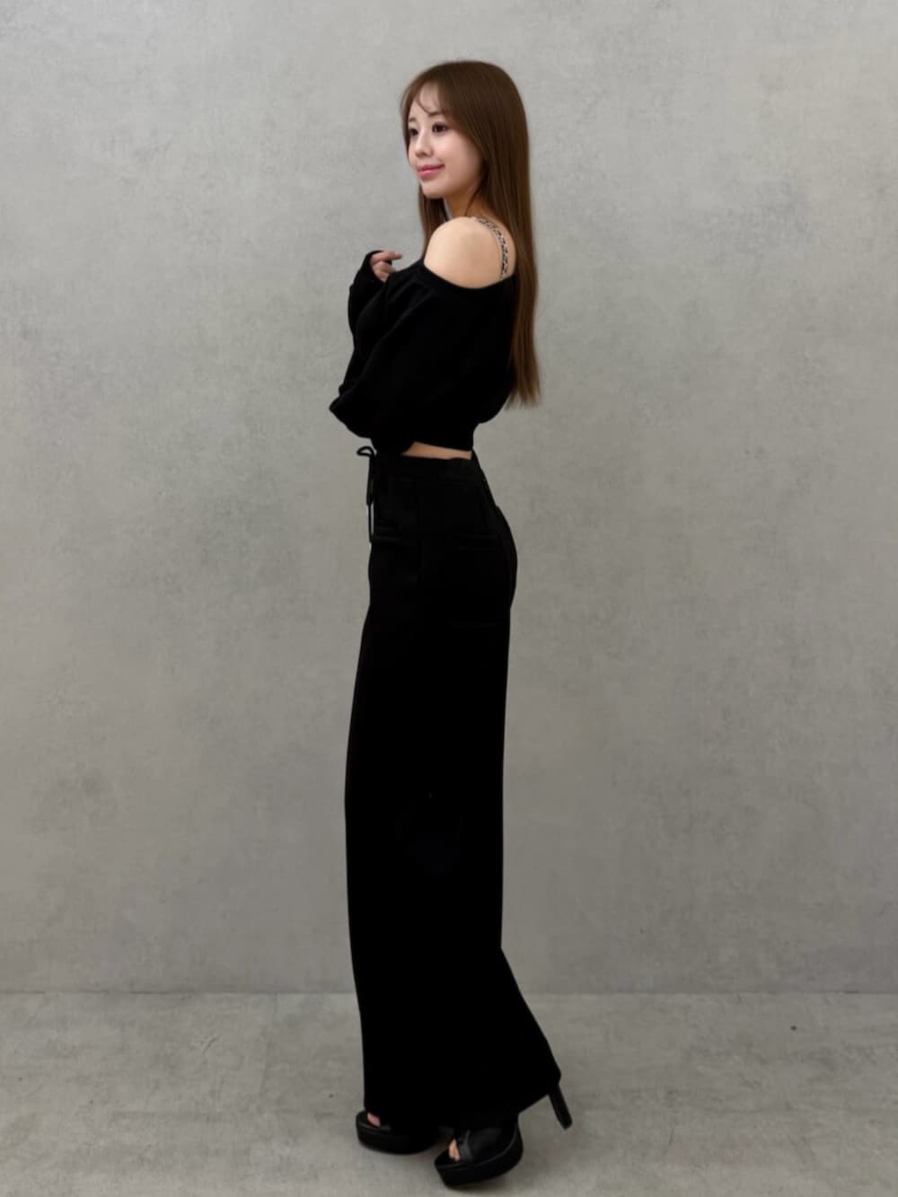 ブラック系のサンダル、ブラック系のスウェット、ブラック系のその他パンツを着用したレディースの冬コーディネートの2枚目の写真