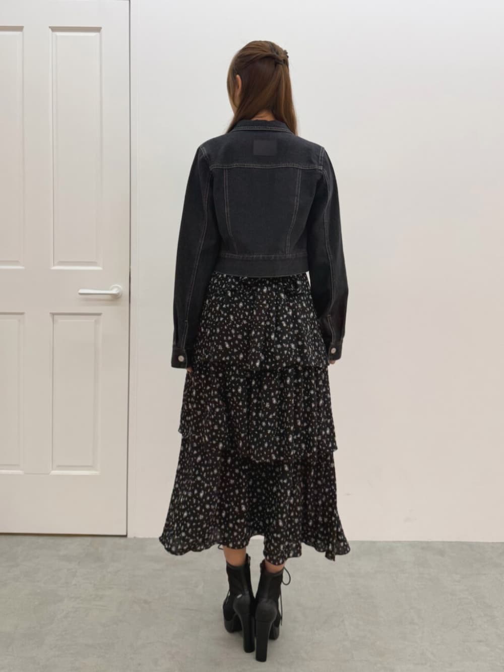 ブラック系のブーツ、ブラック系のワンピース、ブラック系のデニムジャケットを着用したレディースの春コーディネートの3枚目の写真