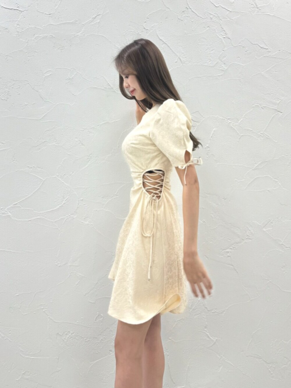 ホワイト系のサンダル、ホワイト系のワンピースを着用したレディースの夏コーディネートの5枚目の写真