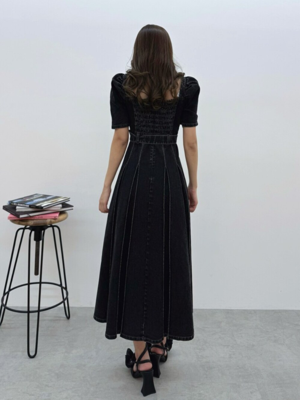 ブラック系のパンプス、ブラック系のワンピースを着用したレディースの春コーディネートの4枚目の写真