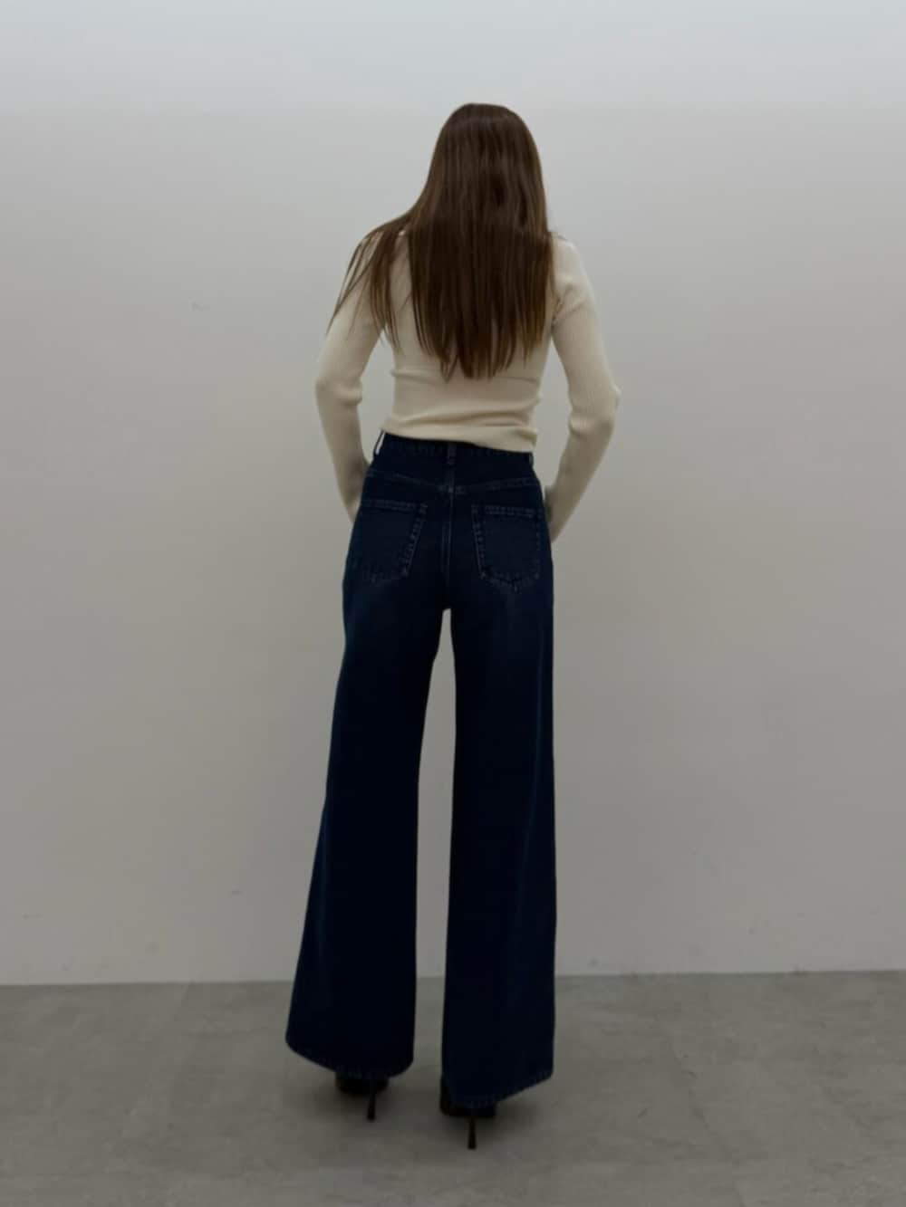 ブルー系のデニムパンツ、ホワイト系のニット/セーターを着用したレディースの夏コーディネートの3枚目の写真