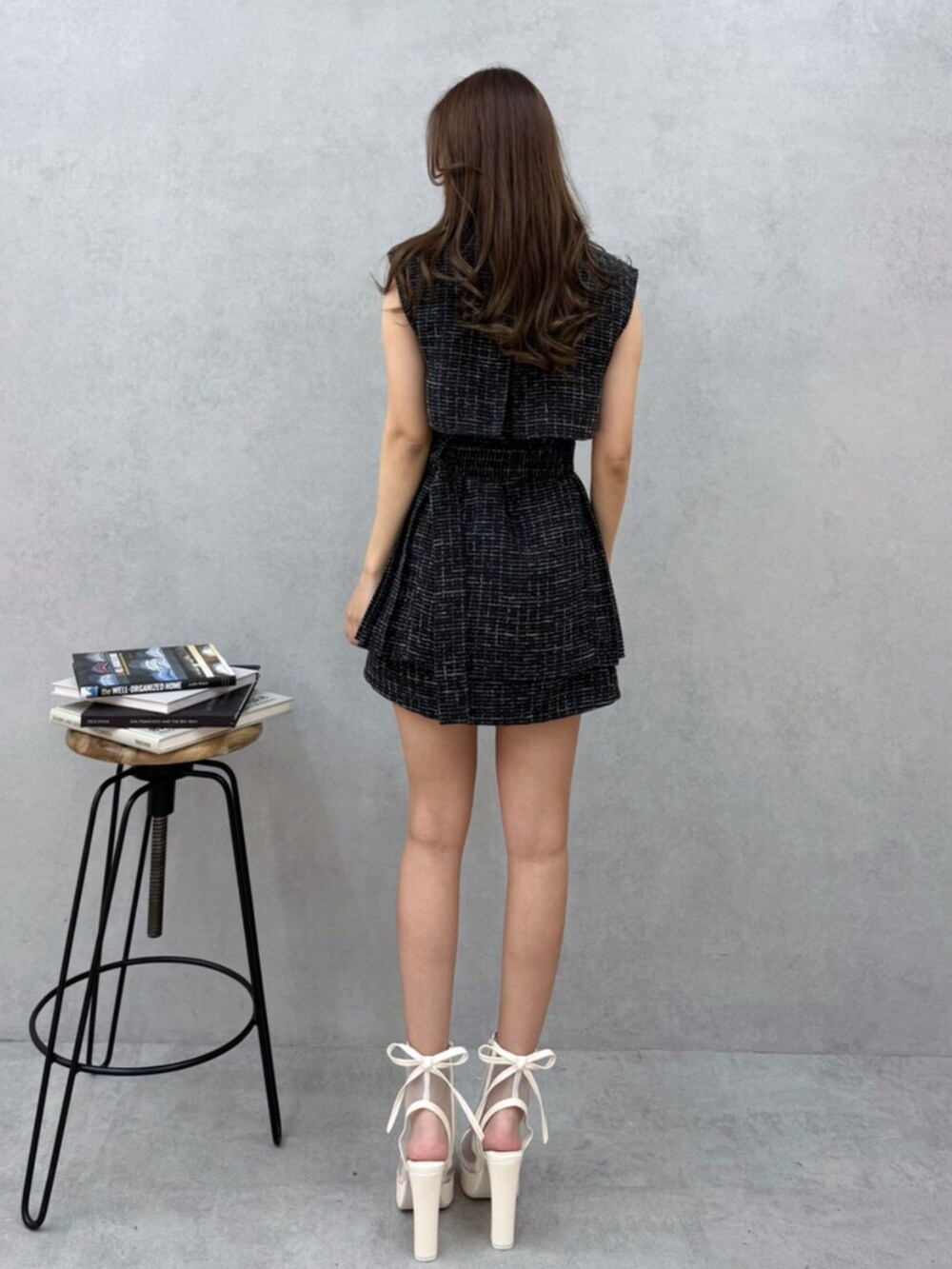 ブラック系のサンダル、その他のワンピースを着用したレディースの春コーディネートの4枚目の写真