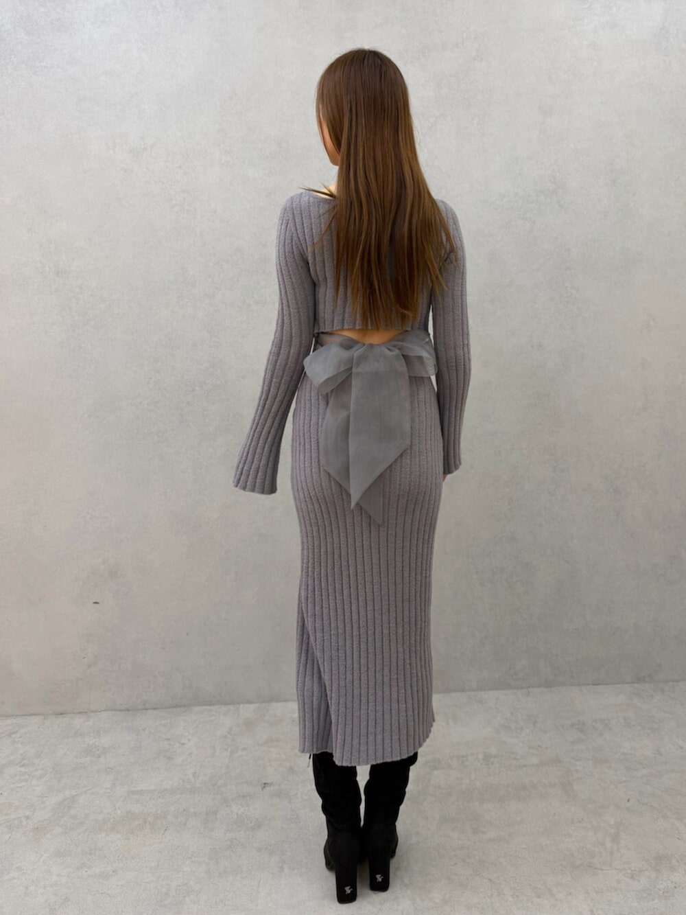 ブラウン系のブーツ、グレー系のワンピースを着用したレディースの秋コーディネートの4枚目の写真