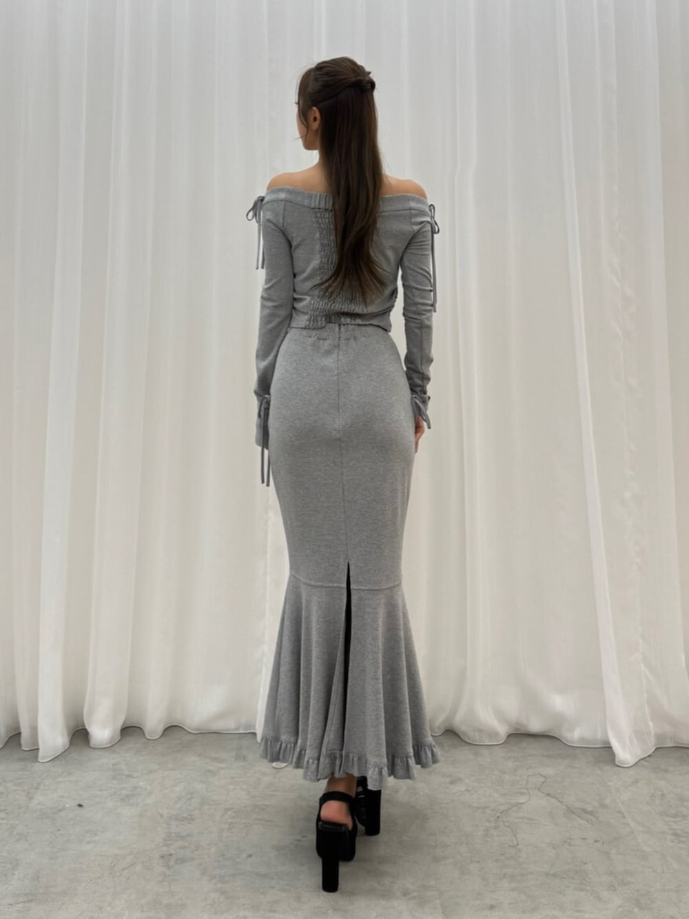 ブラック系のその他シューズ、グレー系のTシャツ/カットソー、グレー系のスカートを着用したレディースの秋コーディネートの3枚目の写真