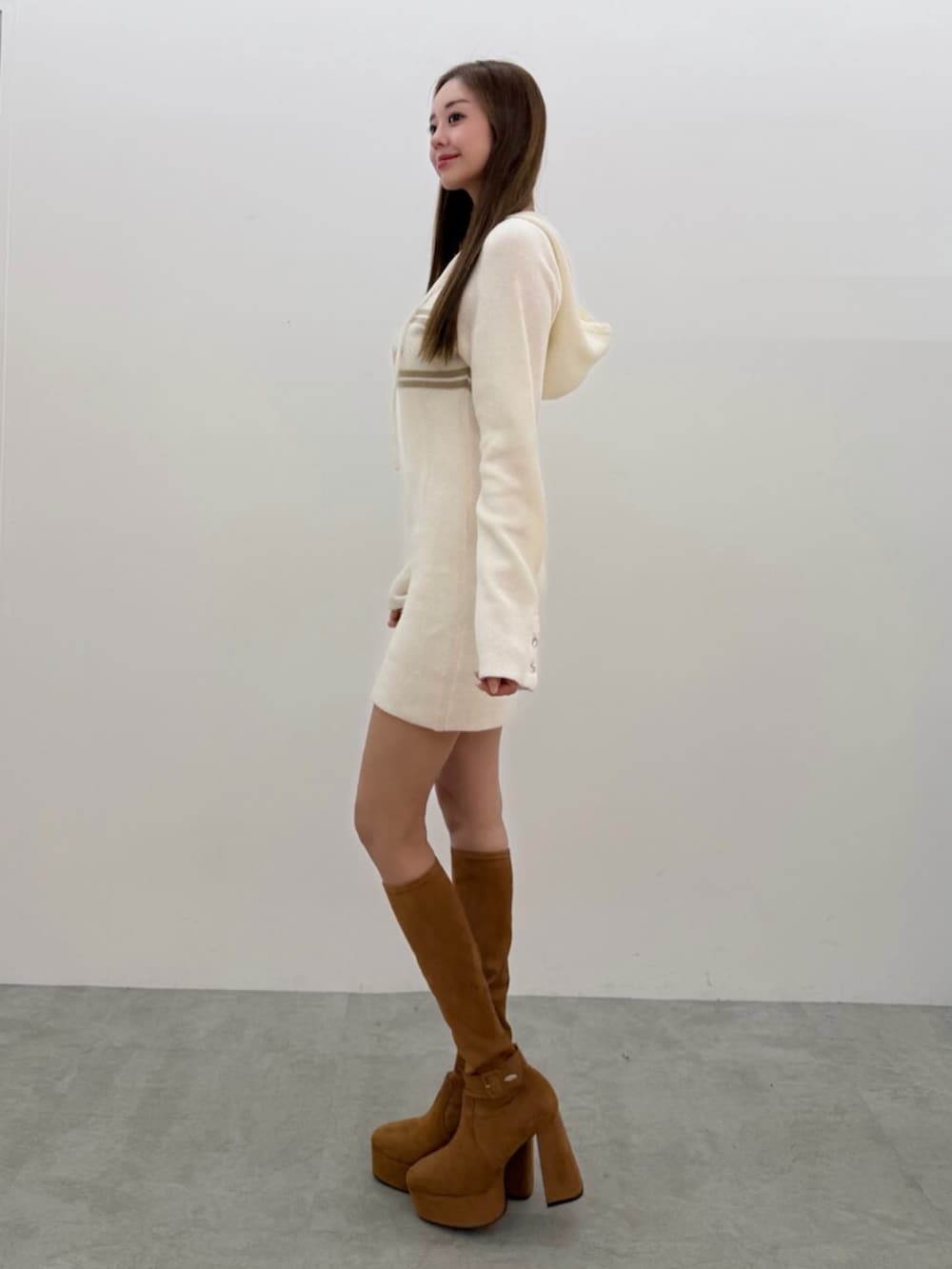 ホワイト系のワンピース、ブラウン系のブーツを着用したレディースの秋コーディネートの2枚目の写真