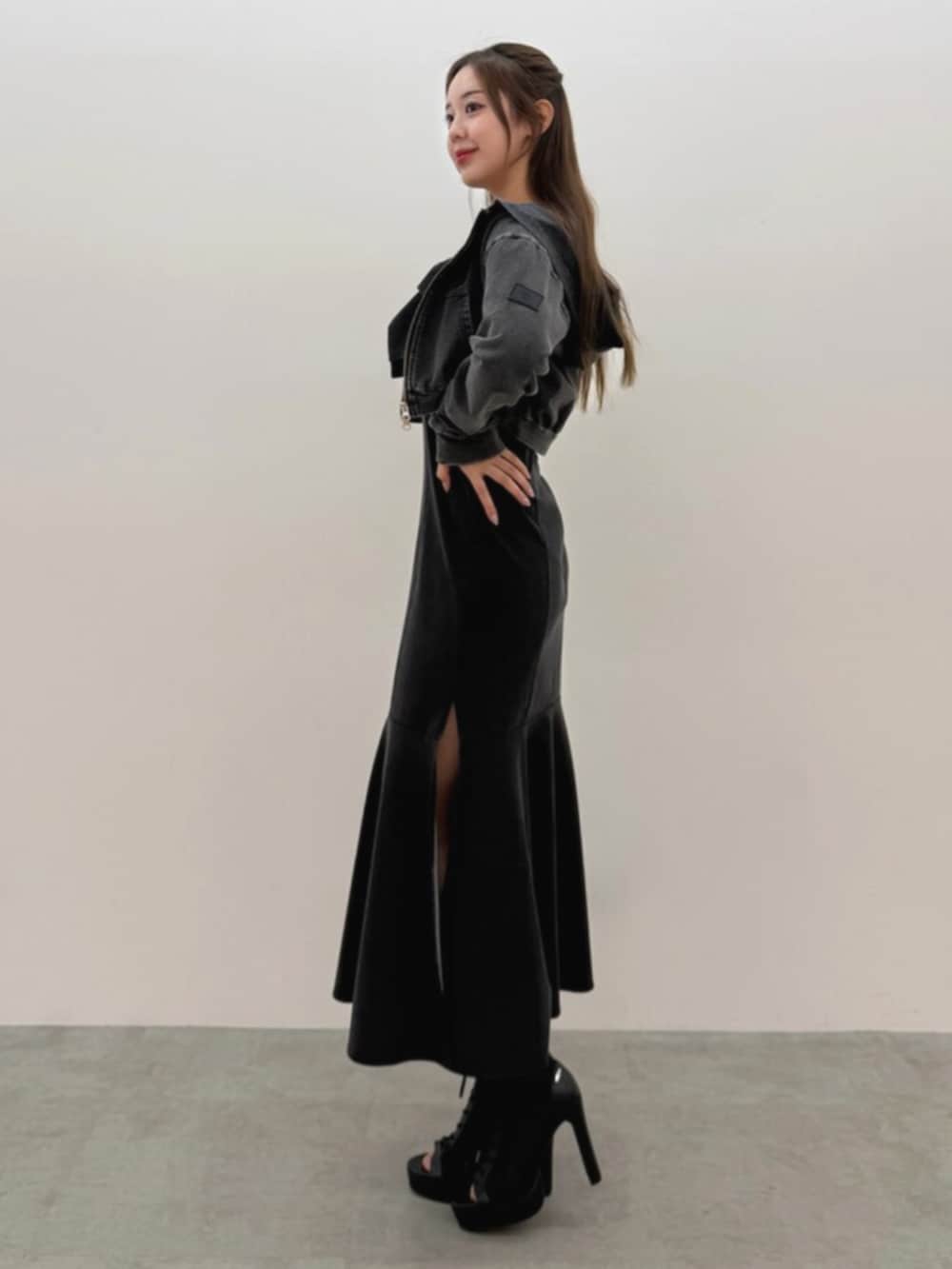 ブラック系のワンピース、ブラック系のパーカー、ホワイト系のブーツを着用したレディースの春コーディネートの2枚目の写真