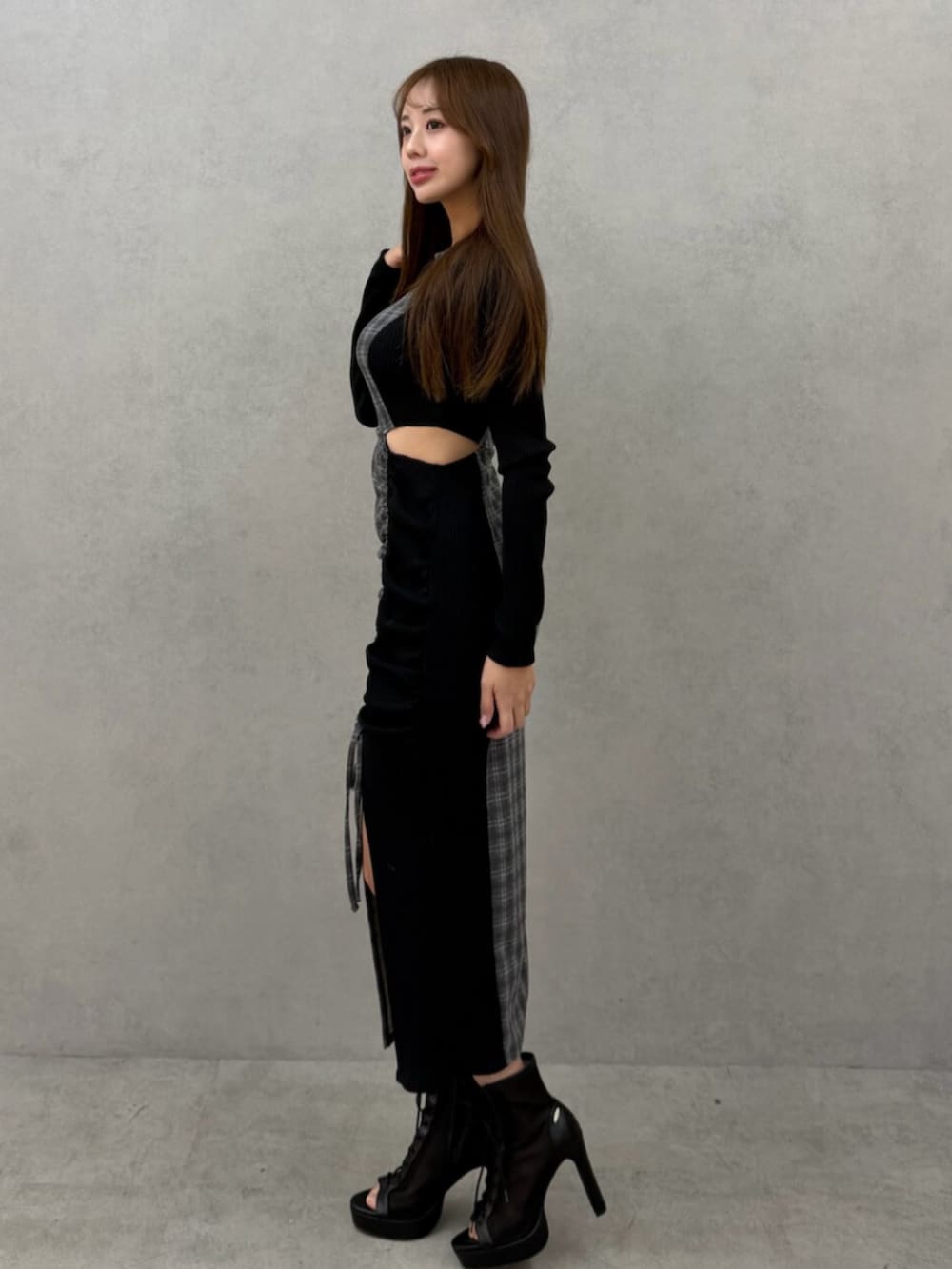 その他のワンピース、ブラック系のブーツを着用したレディースの冬コーディネートの3枚目の写真