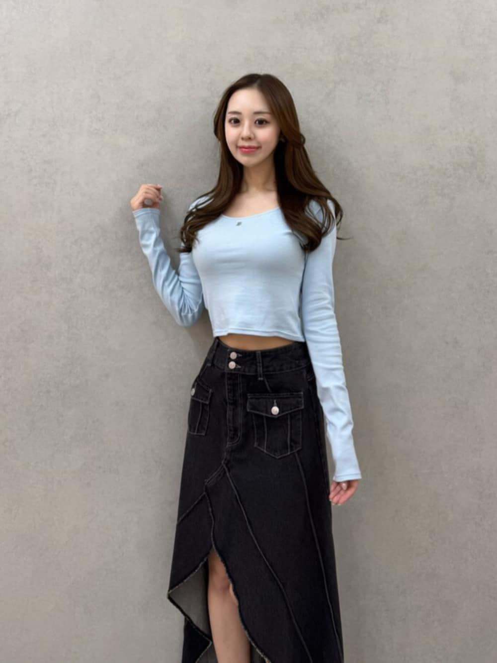 ブラック系のサンダル、ブラック系のデニムスカート、ブルー系のTシャツ/カットソーを着用したレディースの春コーディネートの4枚目の写真