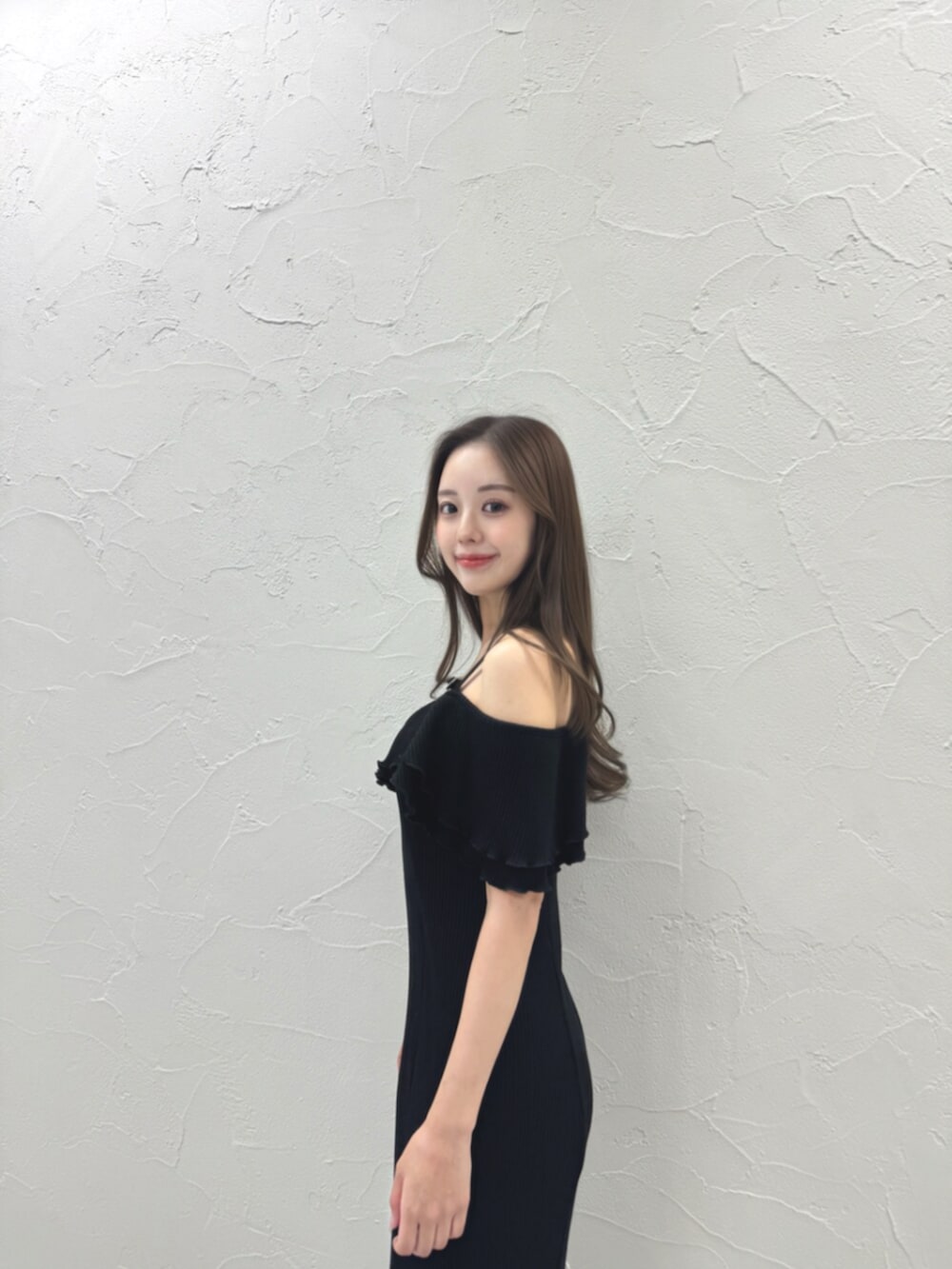 ホワイト系のサンダル、ブラック系のワンピースを着用したレディースの夏コーディネートの5枚目の写真