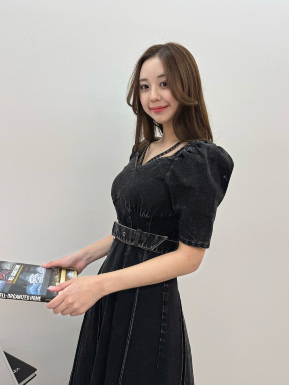 ブラック系のパンプス、ブラック系のワンピースを着用したレディースの春コーディネートの5枚目の写真