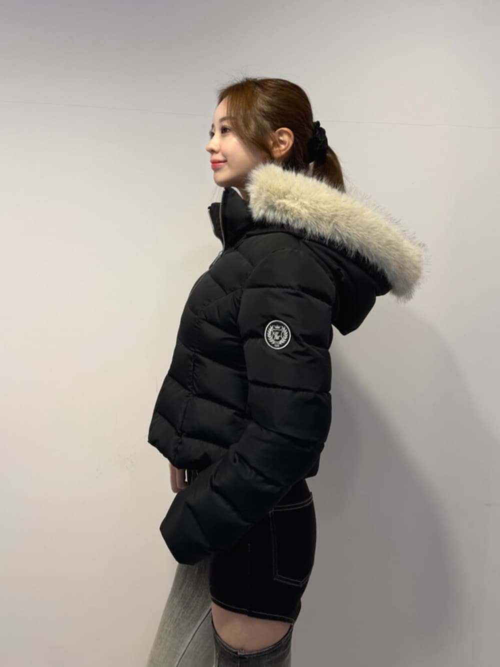 ブラック系のその他シューズ、ブルー系のデニムパンツ、ブラック系のダウンジャケット/コートを着用したレディースの冬コーディネートの5枚目の写真