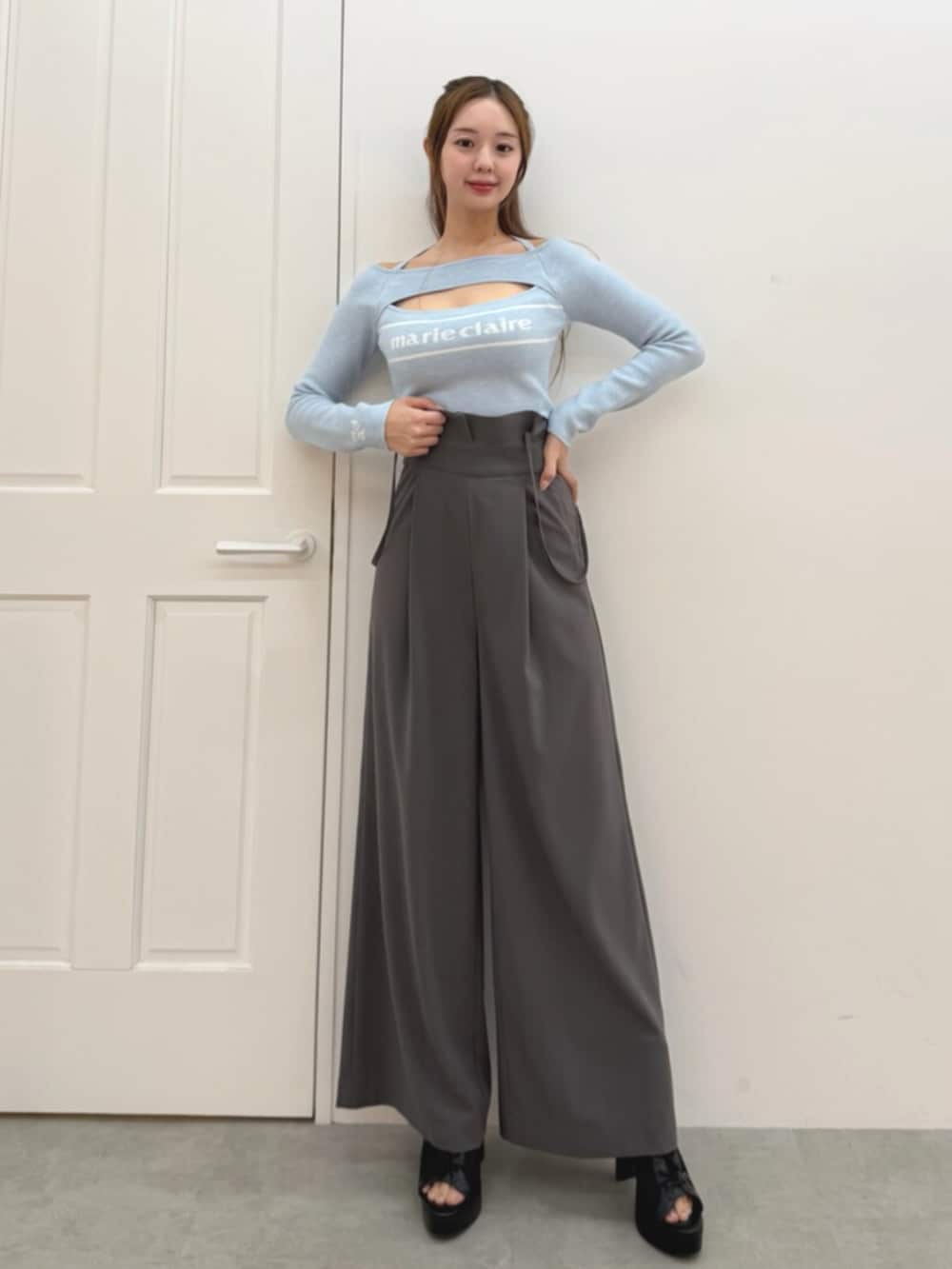 ブルー系のニット/セーター、グレー系のその他パンツを着用したレディースの冬コーディネートの2枚目の写真