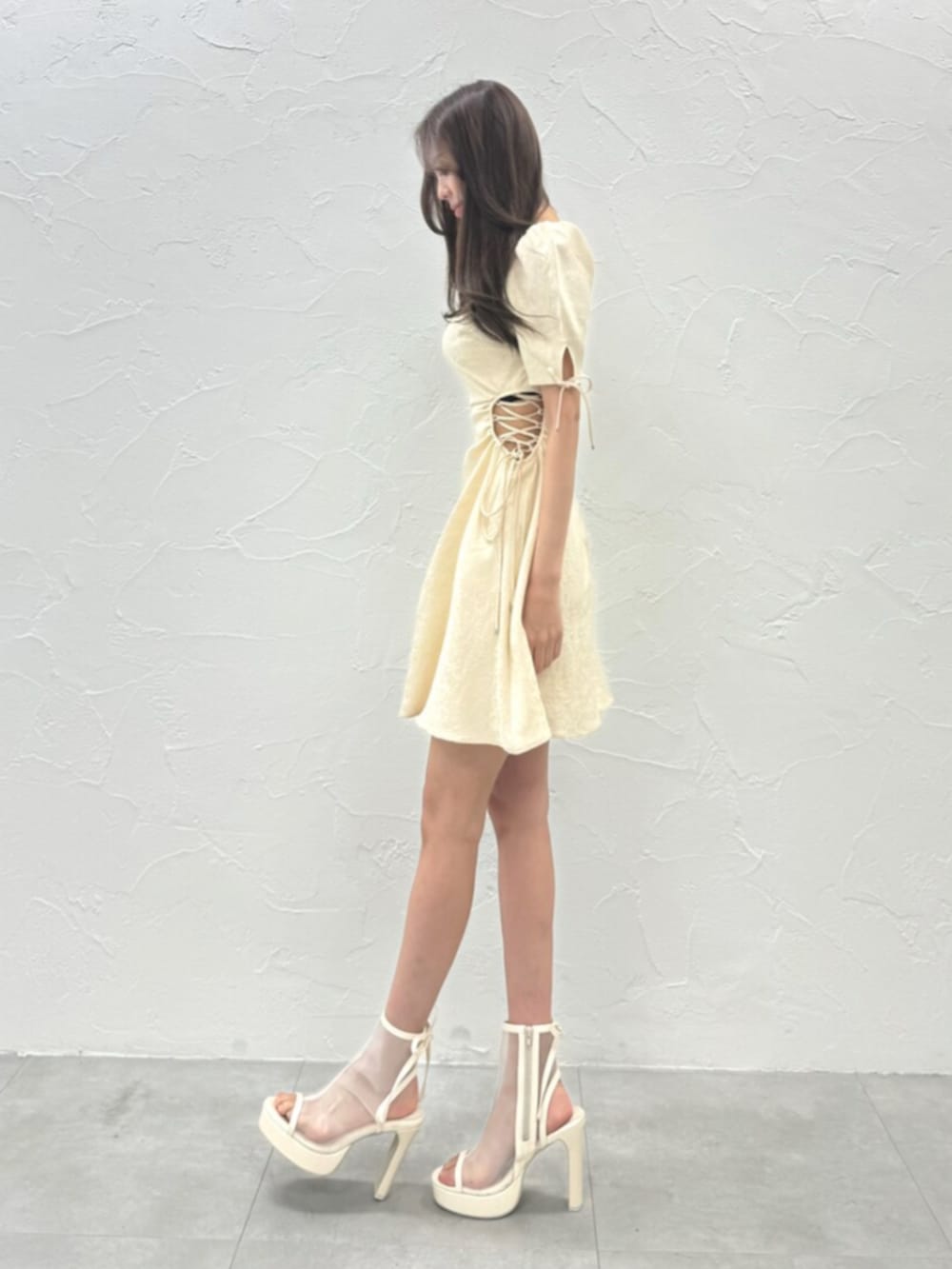 ホワイト系のサンダル、ホワイト系のワンピースを着用したレディースの夏コーディネートの3枚目の写真