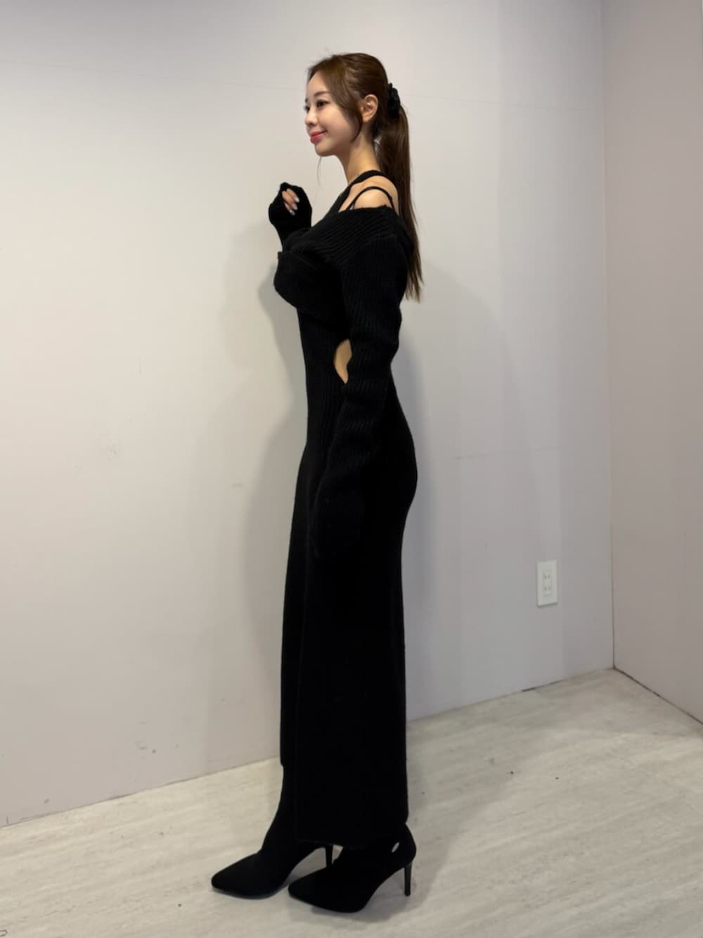 ブラック系のブーツ、ブラック系のワンピースを着用したレディースの冬コーディネートの3枚目の写真