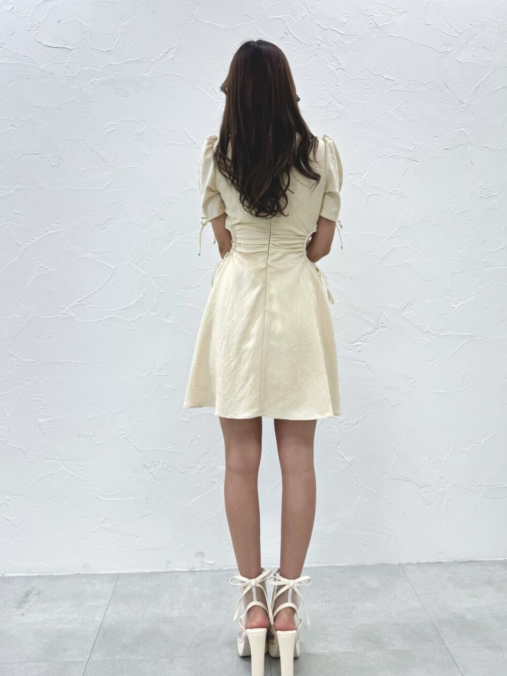 ホワイト系のサンダル、ホワイト系のワンピースを着用したレディースの夏コーディネートの4枚目の写真