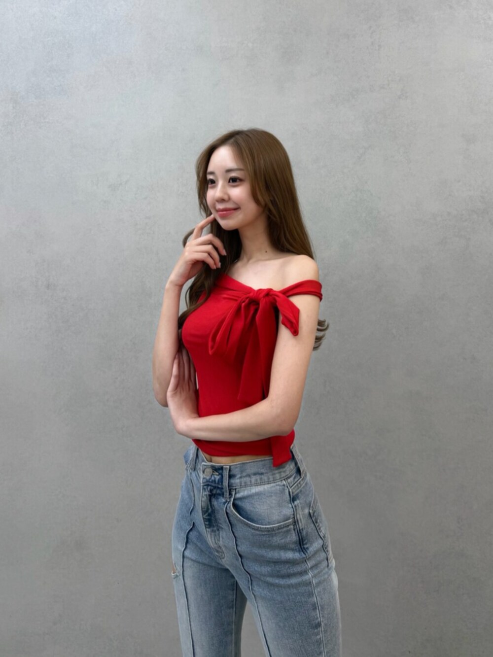 ブラック系のサンダル、レッド系のTシャツ/カットソー、ブルー系のデニムパンツを着用したレディースの春コーディネートの4枚目の写真