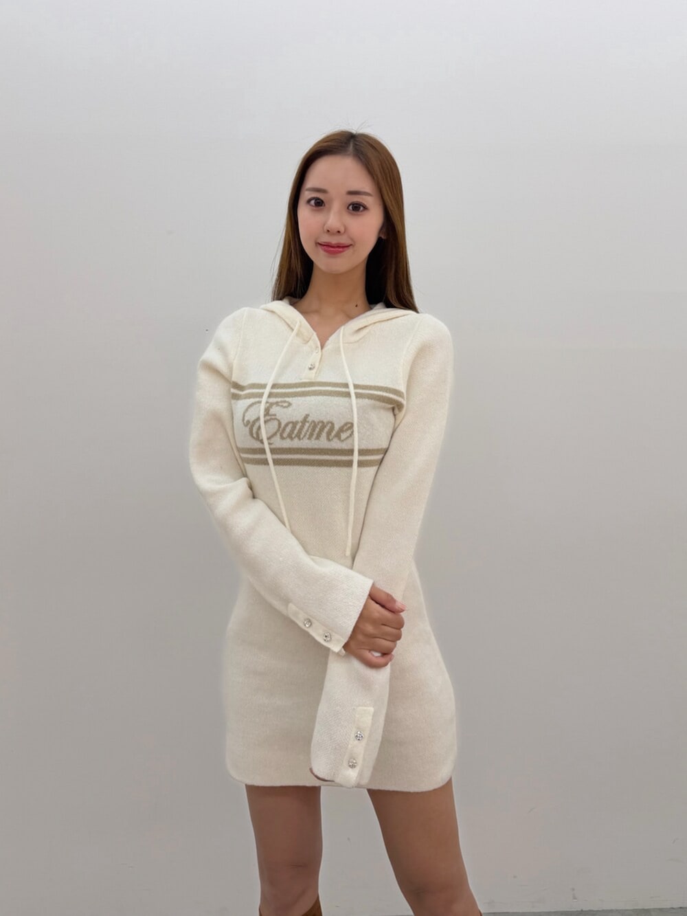 ホワイト系のワンピース、ブラウン系のブーツを着用したレディースの秋コーディネートの4枚目の写真