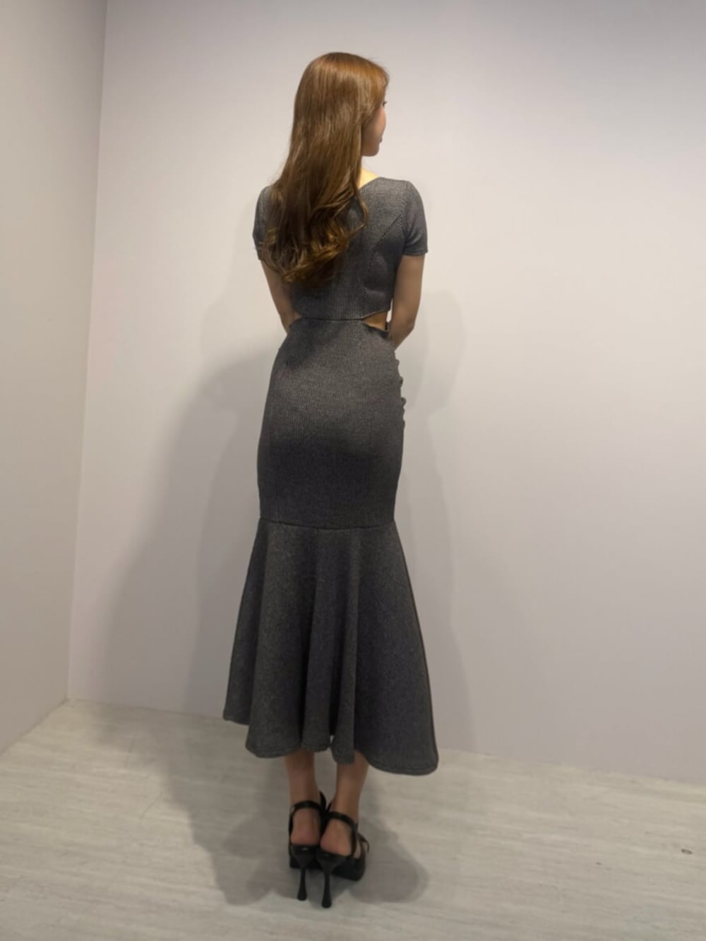 グレー系のワンピース、ブラック系のサンダルを着用したレディースの春コーディネートの3枚目の写真