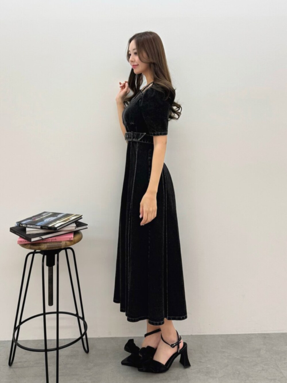 ブラック系のパンプス、ブラック系のワンピースを着用したレディースの春コーディネートの2枚目の写真