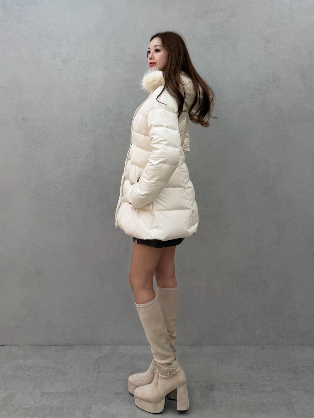 ホワイト系のブーツ、ホワイト系のダウンジャケット/コートを着用したレディースの冬コーディネートの3枚目の写真