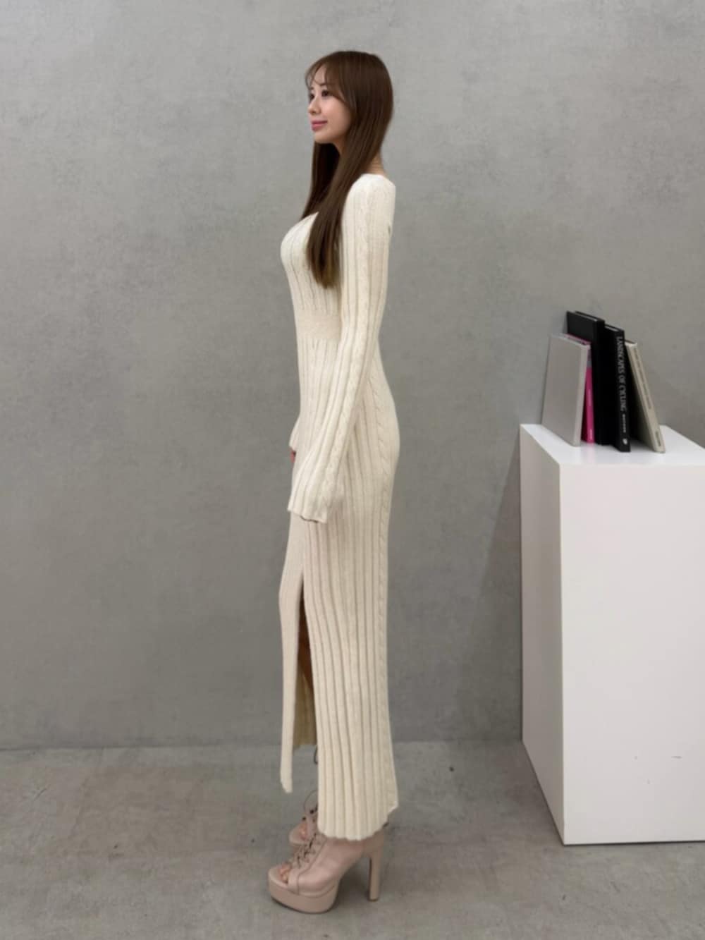 ホワイト系のワンピース、ベージュ系のブーツを着用したレディースの冬コーディネートの2枚目の写真