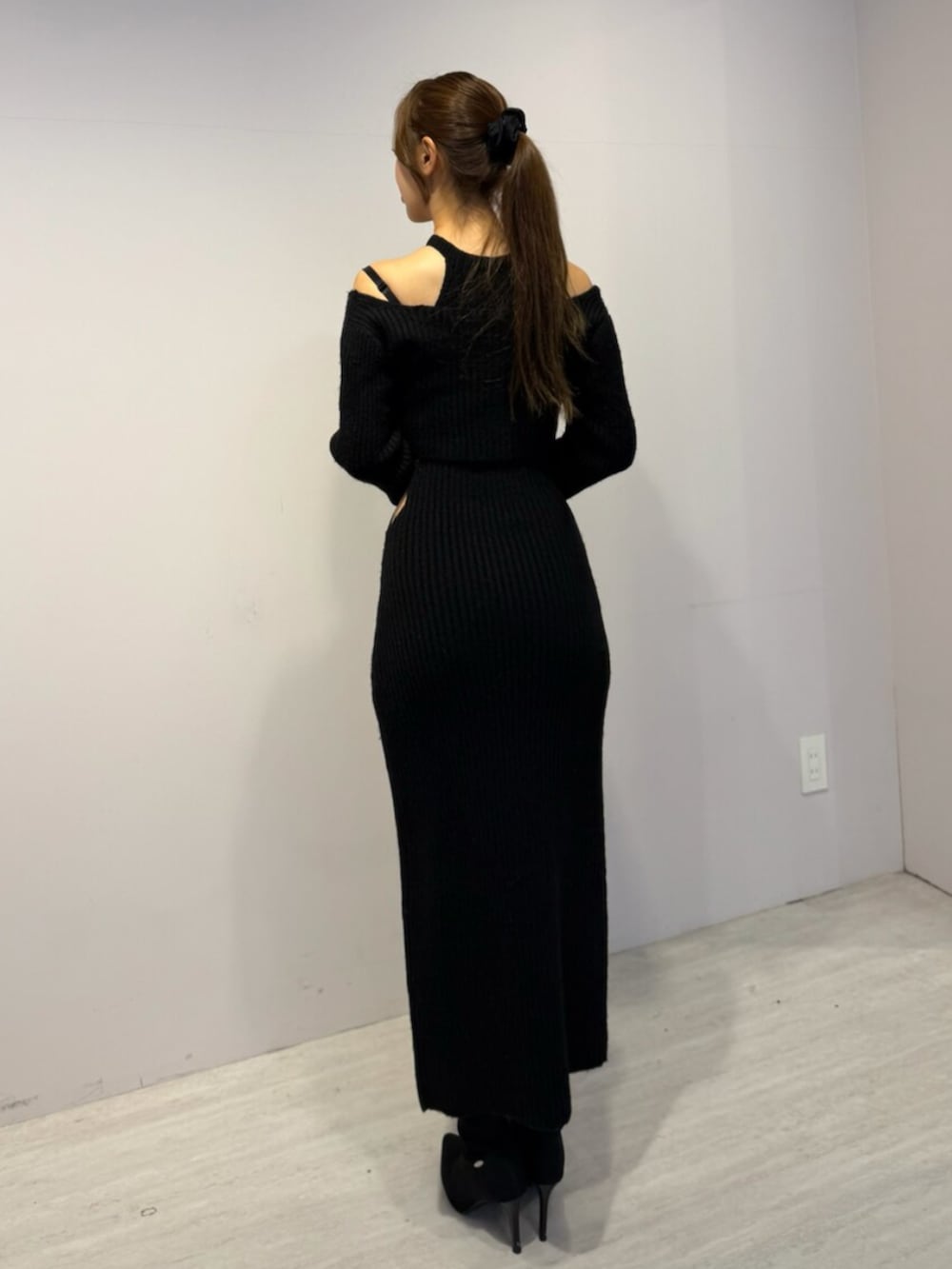 ブラック系のブーツ、ブラック系のワンピースを着用したレディースの冬コーディネートの4枚目の写真