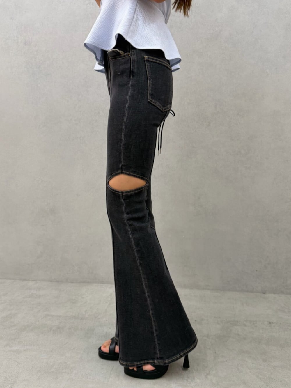 ブラック系のデニムパンツ、ブルー系のシャツ/ブラウスを着用したレディースの春コーディネートの4枚目の写真