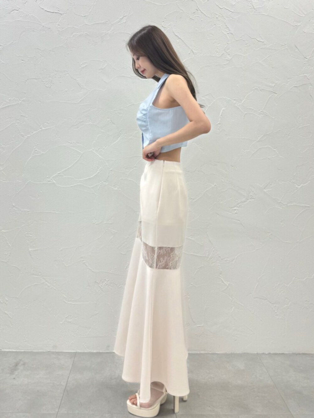 ホワイト系のサンダル、ホワイト系のスカート、ブルー系のシャツ/ブラウスを着用したレディースの夏コーディネートの3枚目の写真