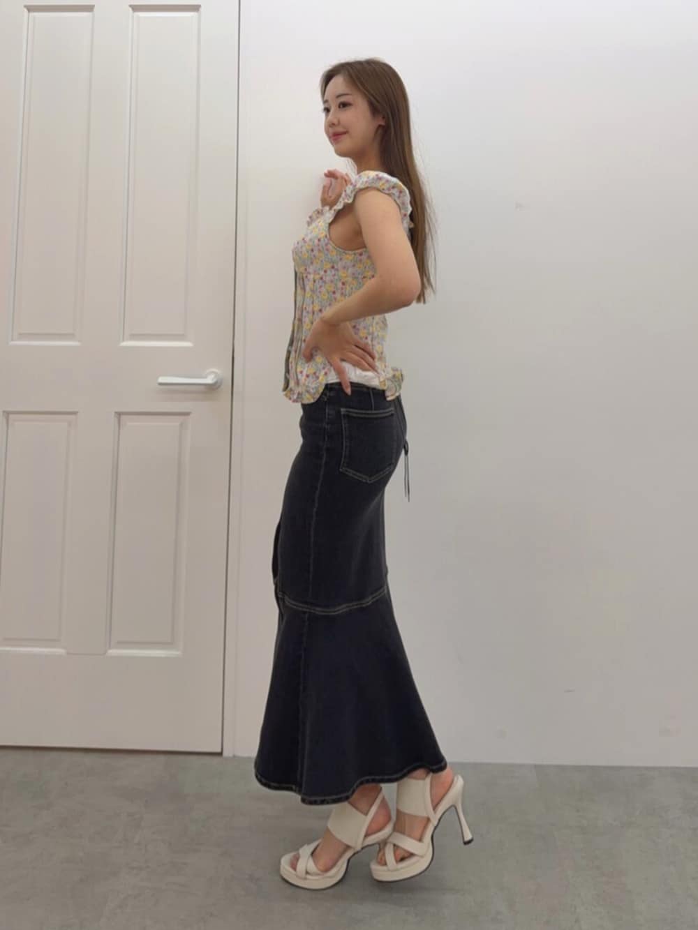 ホワイト系のサンダル、ピンク系のシャツ/ブラウス、ブルー系のデニムスカートを着用したレディースの春コーディネートの2枚目の写真