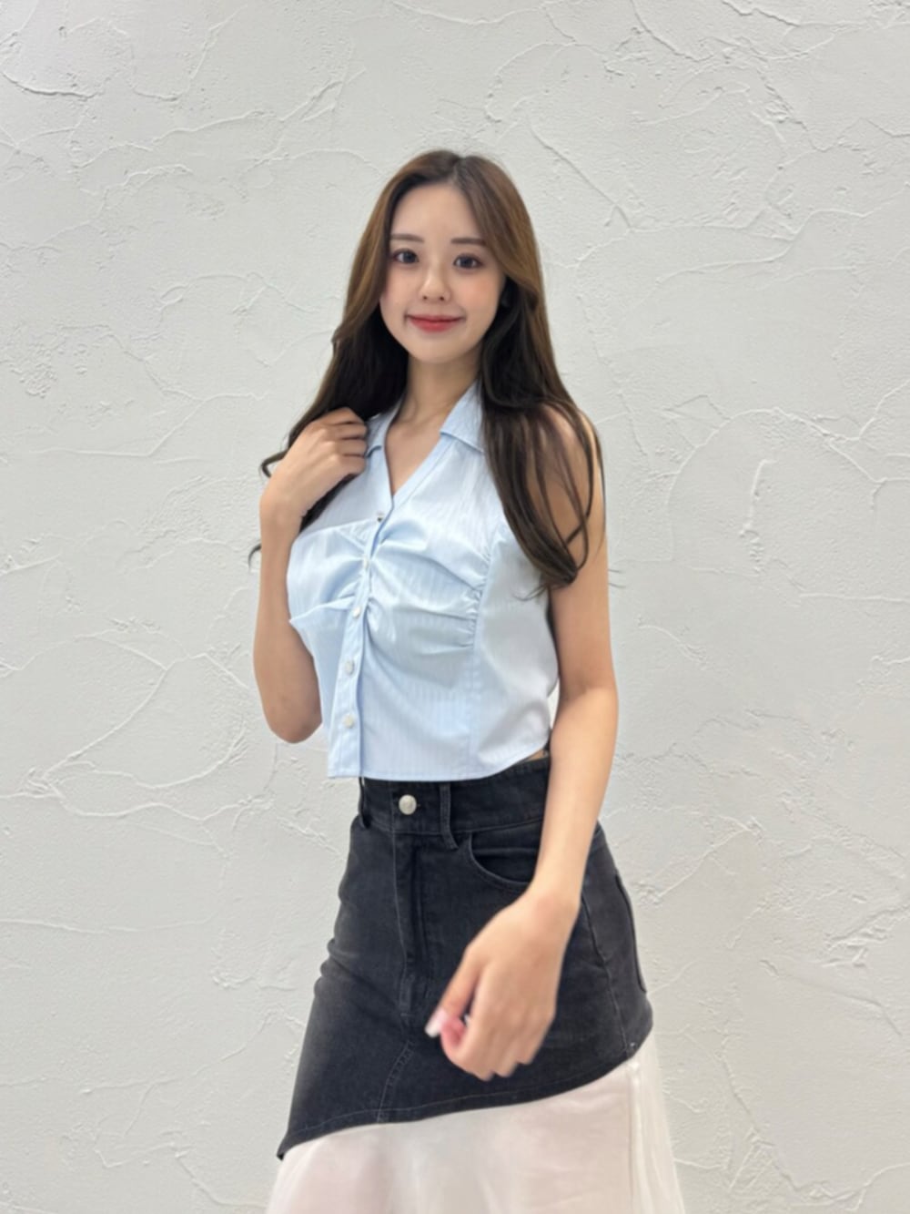 ホワイト系のサンダル、ブルー系のシャツ/ブラウス、ブラック系のデニムスカートを着用したレディースの夏コーディネートの5枚目の写真