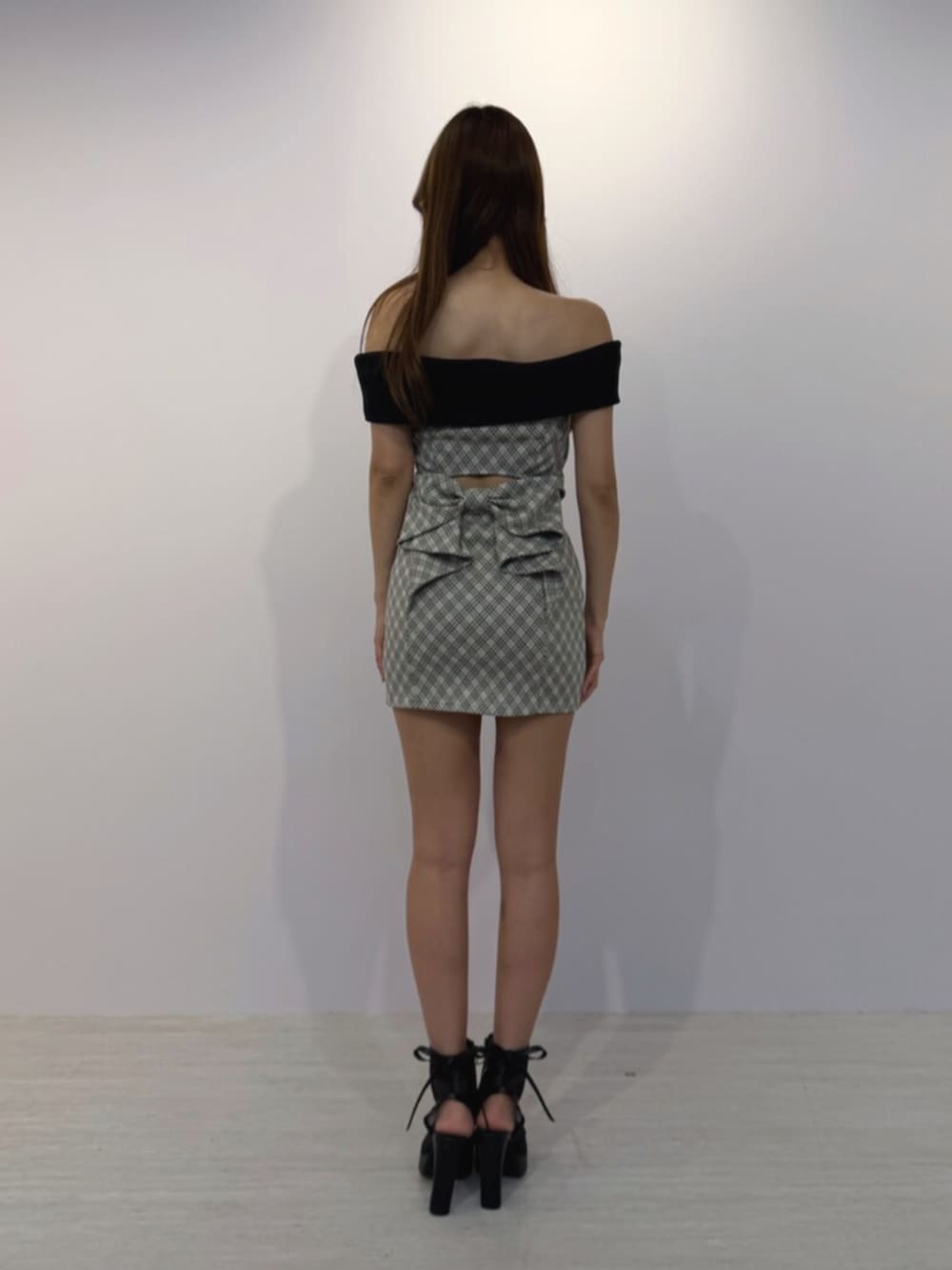 ブラック系のサンダル、グレー系のワンピースを着用したレディースの夏コーディネートの3枚目の写真