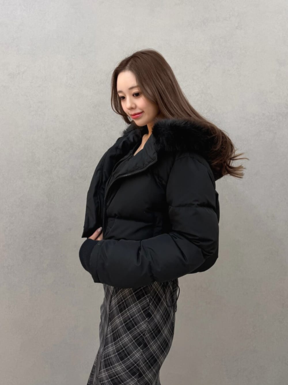 ブラック系のブーツ、ブラック系のブルゾン、ブラック系のワンピースを着用したレディースの冬コーディネートの4枚目の写真