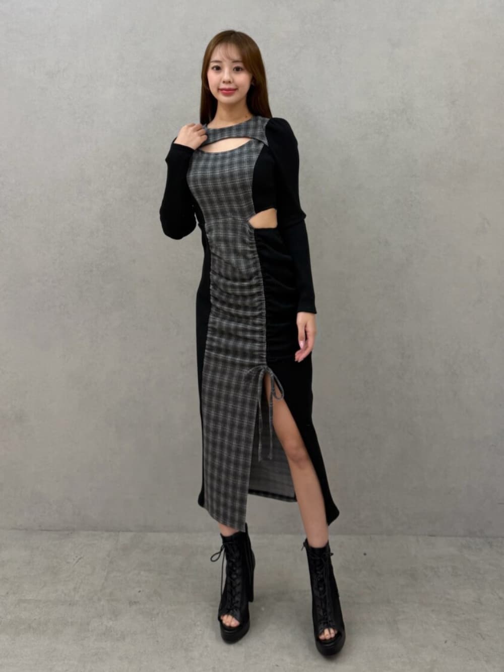 その他のワンピース、ブラック系のブーツを着用したレディースの冬コーディネートの2枚目の写真