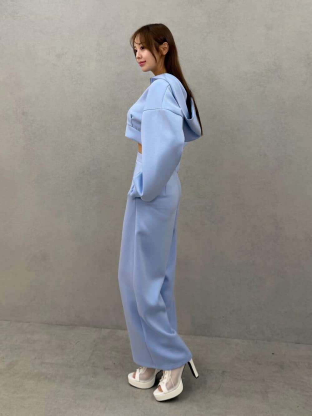 ホワイト系のブーツ、ブルー系のパーカー、ブルー系のその他パンツを着用したレディースの冬コーディネートの2枚目の写真