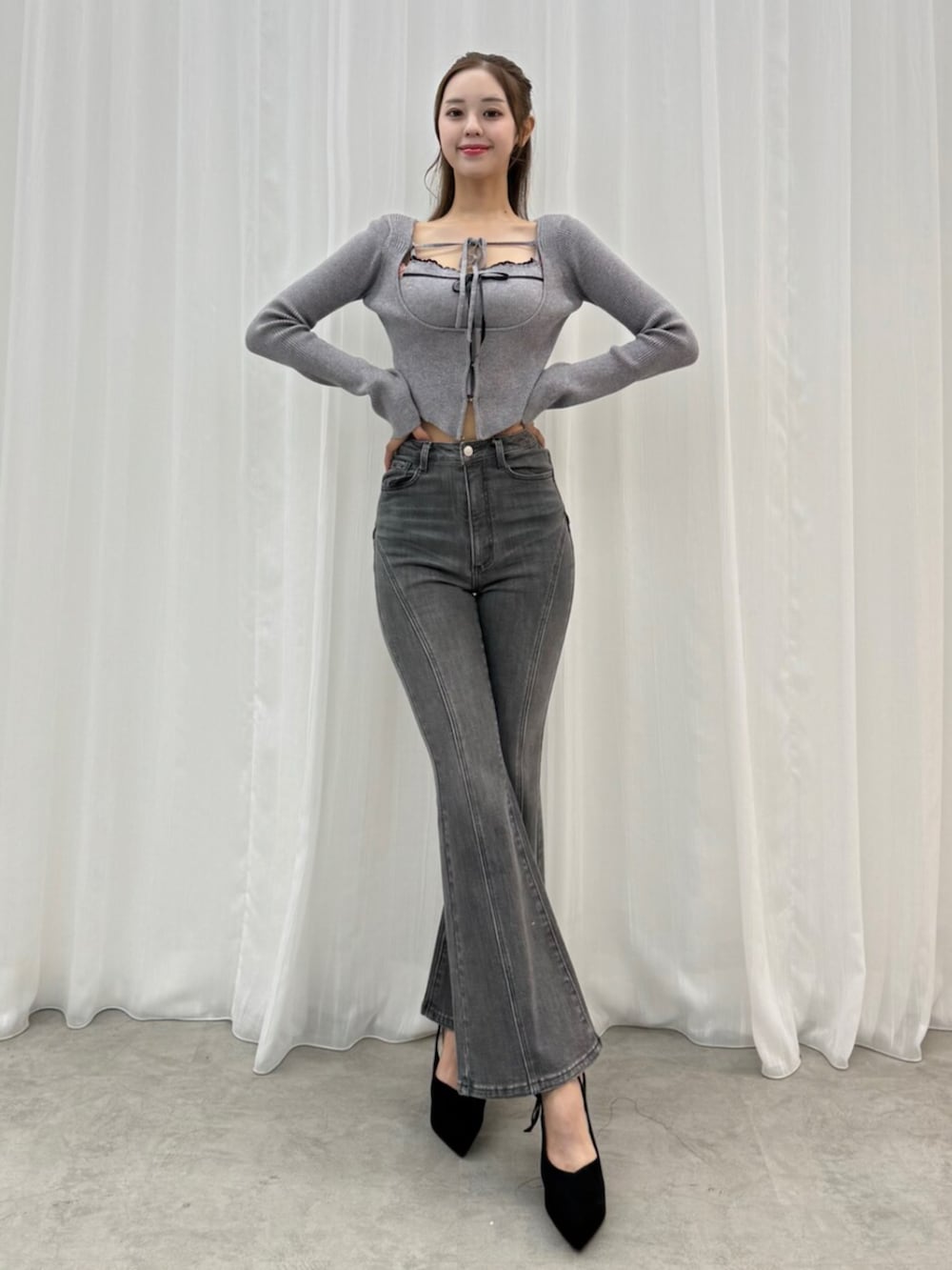 ブラック系のその他シューズ、ブラック系のデニムパンツ、グレー系のニット/セーターを着用したレディースの秋コーディネートの2枚目の写真