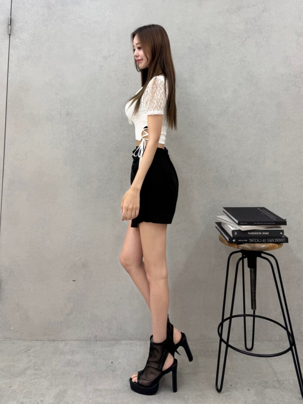 ブラック系のサンダル、ブラック系のその他パンツ、ホワイト系のTシャツ/カットソーを着用したレディースの春コーディネートの2枚目の写真