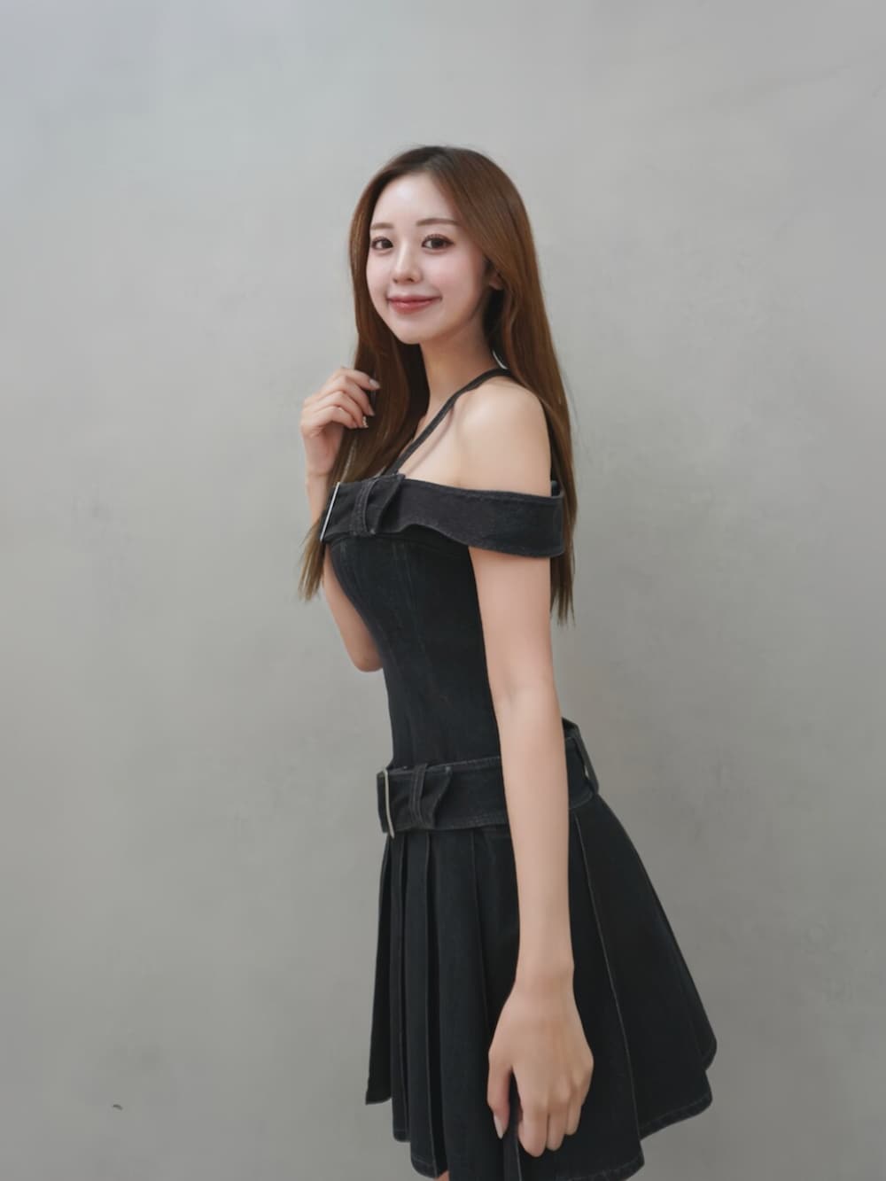 ブラック系のサンダル、ブラック系のワンピースを着用したレディースの春コーディネートの2枚目の写真