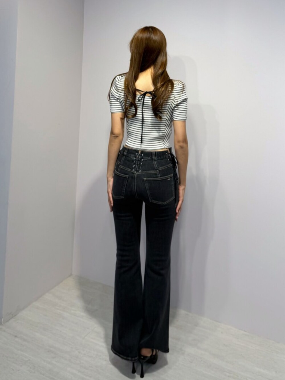 ブラック系のサンダル、その他のTシャツ/カットソー、ブラック系のデニムパンツを着用したレディースの春コーディネートの3枚目の写真
