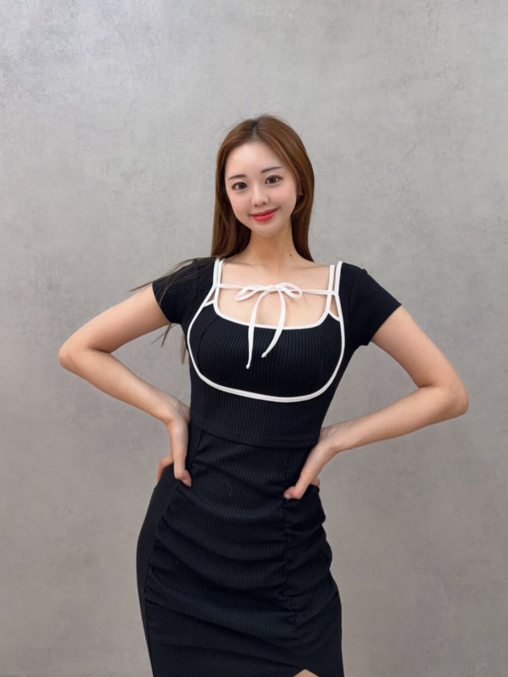 ホワイト系のサンダル、ブラック系のワンピースを着用したレディースの春コーディネートの4枚目の写真