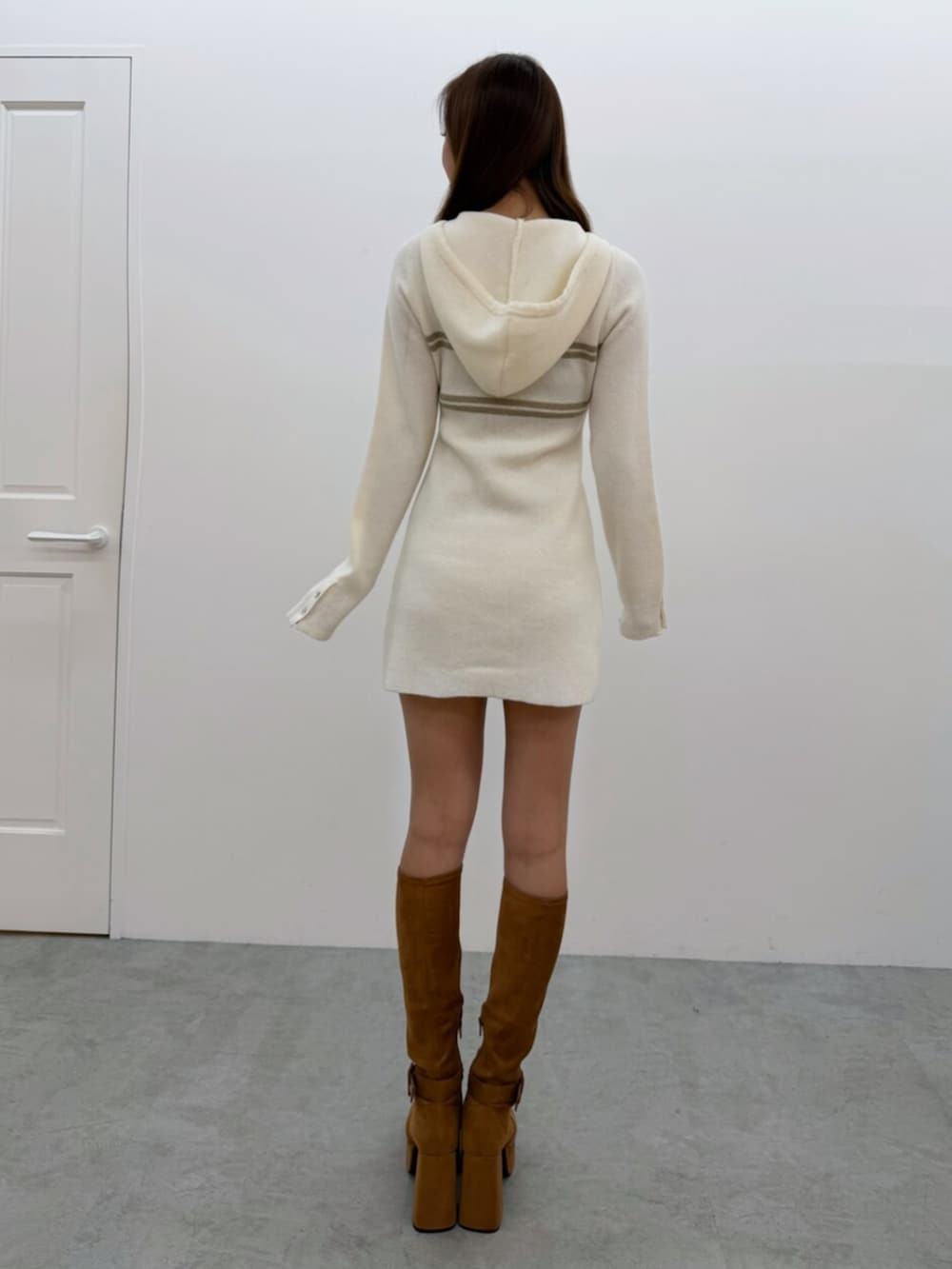 ホワイト系のワンピース、ブラウン系のブーツを着用したレディースの秋コーディネートの3枚目の写真