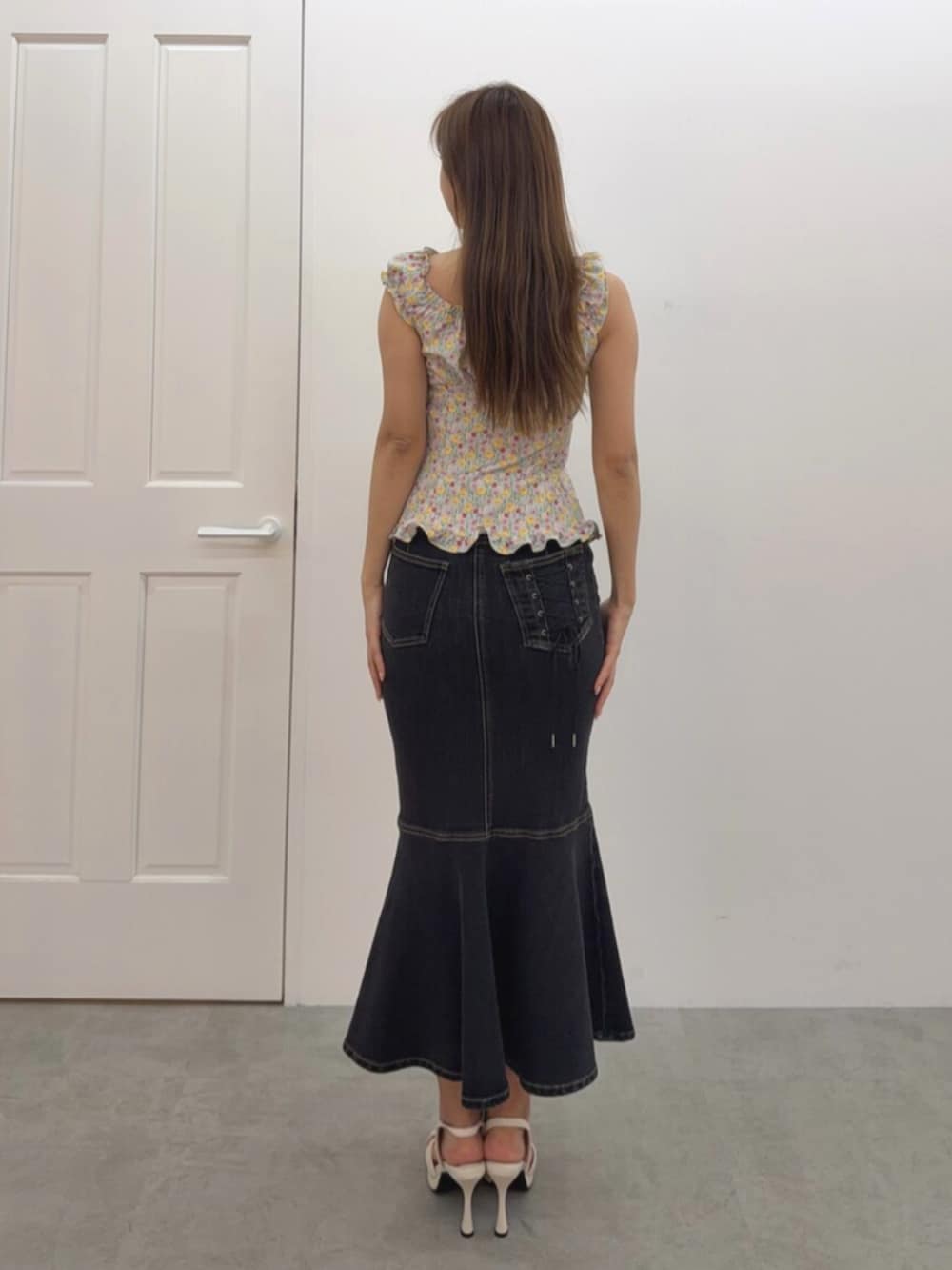 ホワイト系のサンダル、ピンク系のシャツ/ブラウス、ブルー系のデニムスカートを着用したレディースの春コーディネートの3枚目の写真