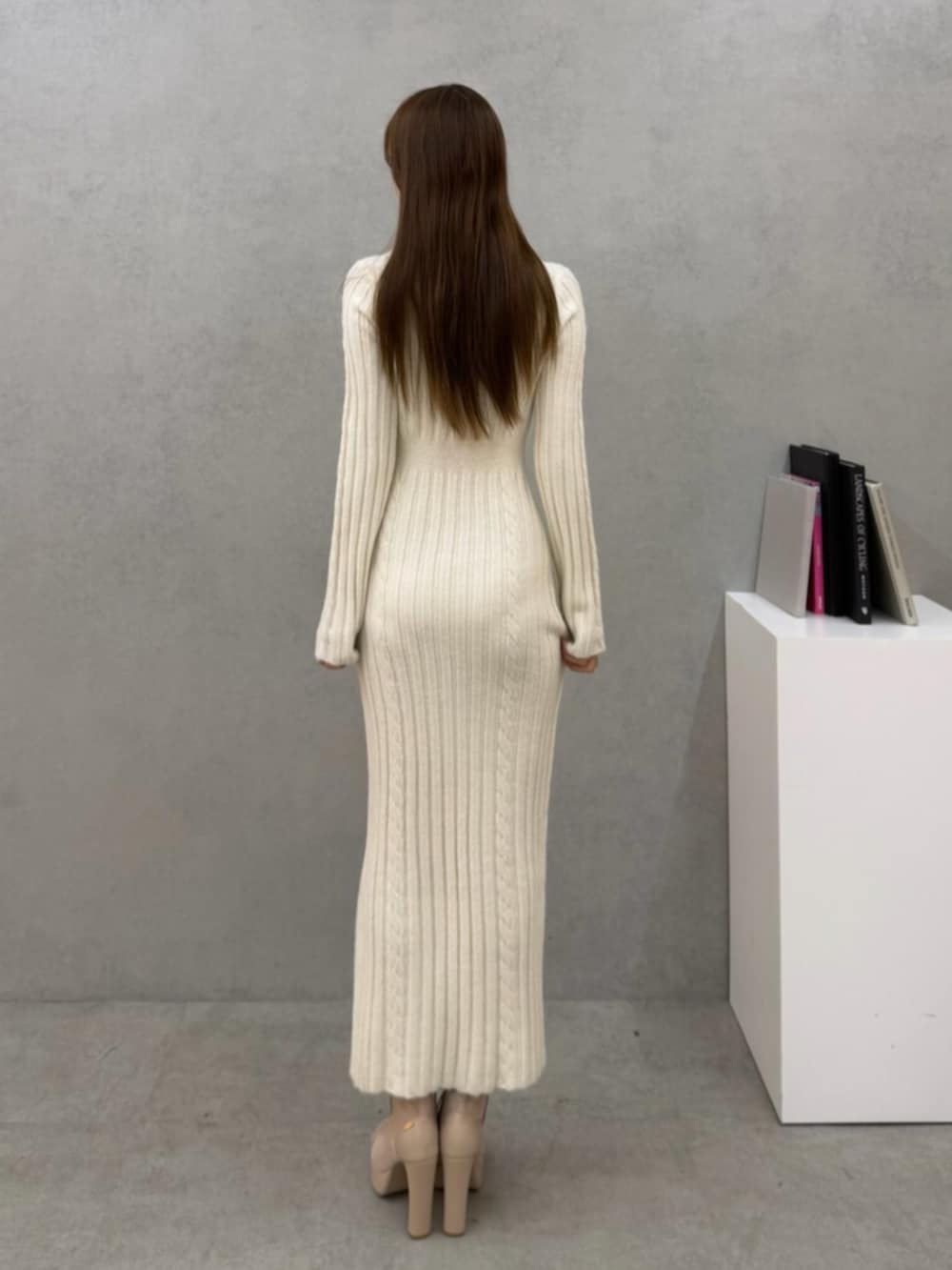 ホワイト系のワンピース、ベージュ系のブーツを着用したレディースの冬コーディネートの3枚目の写真