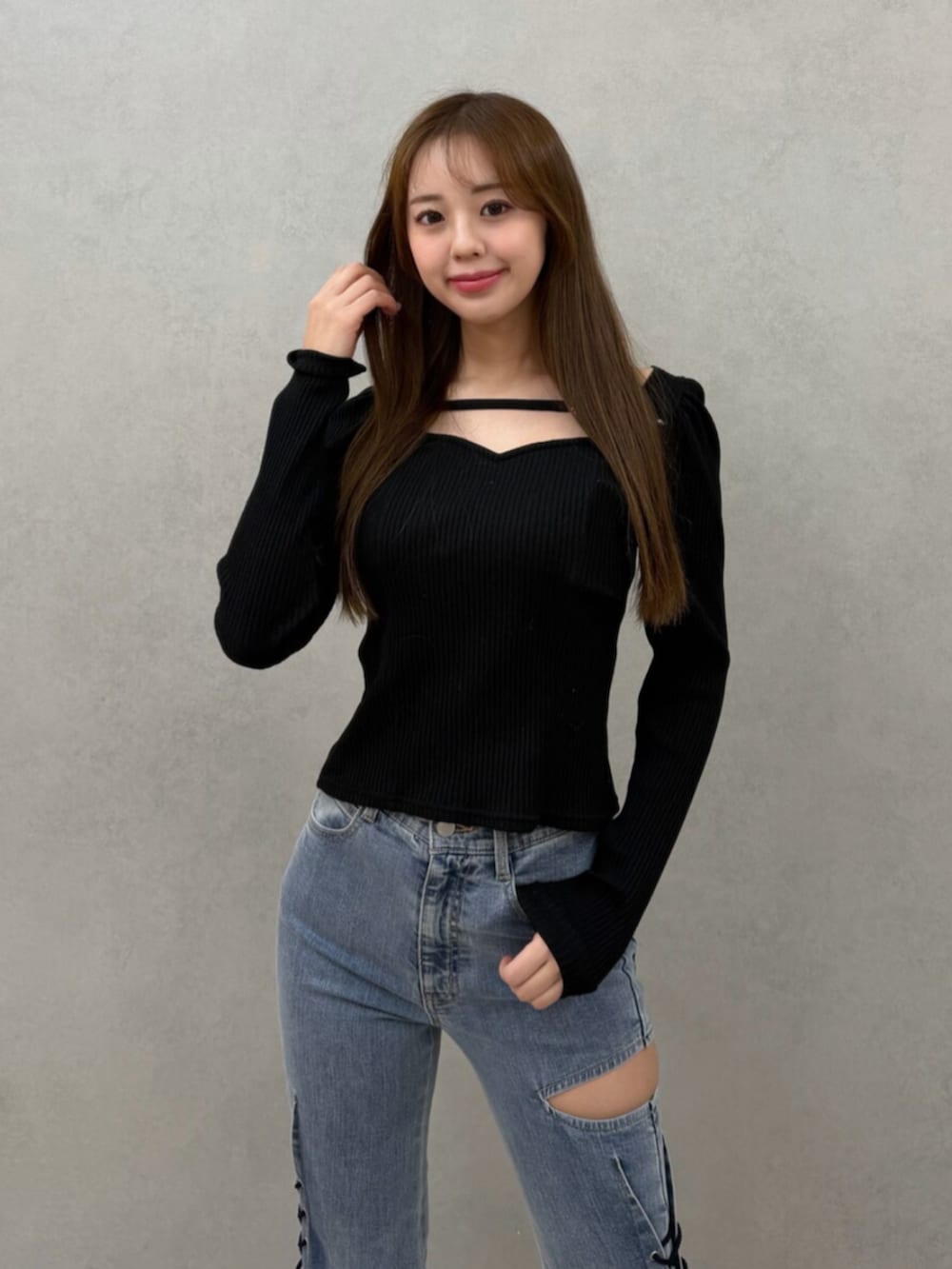 ブルー系のデニムパンツ、ブラック系のTシャツ/カットソーを着用したレディースの冬コーディネートの4枚目の写真