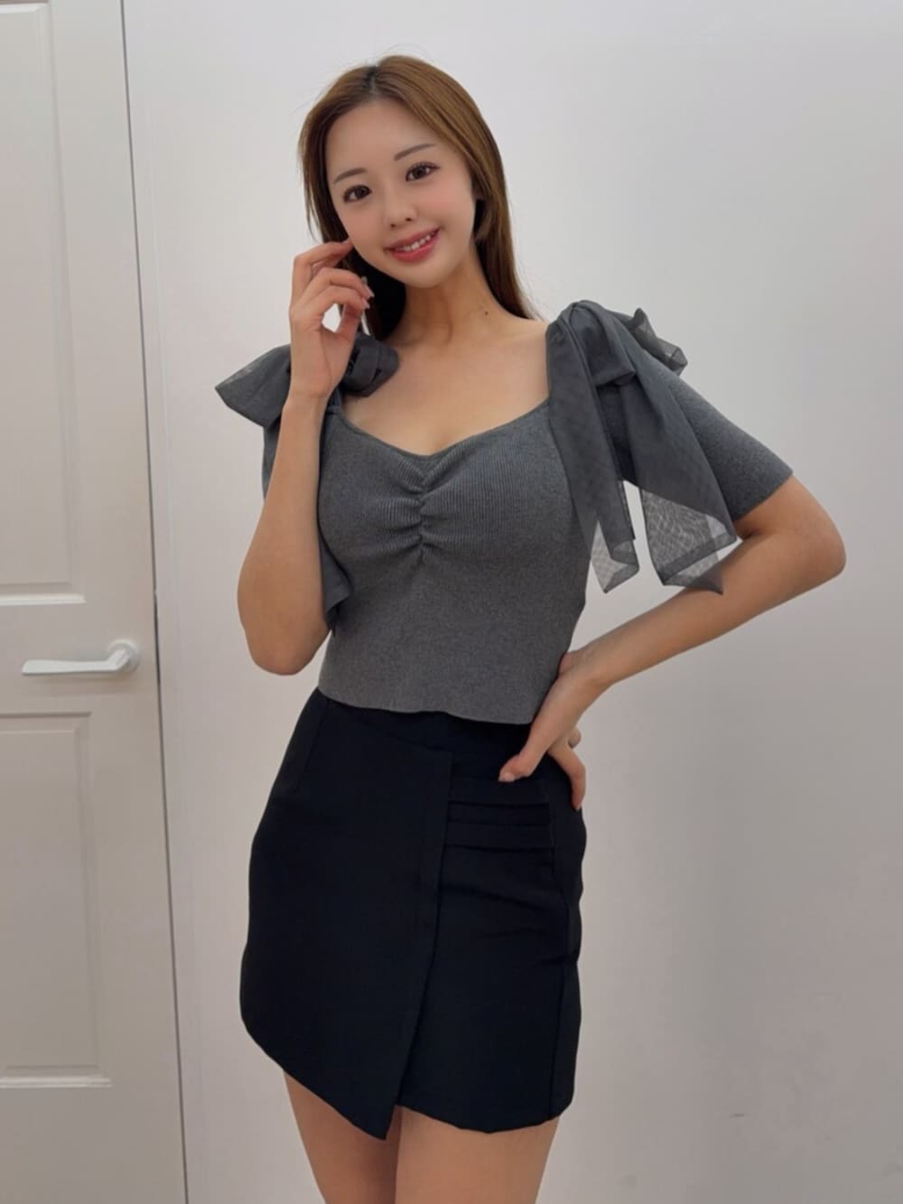 ブラック系のサンダル、グレー系のTシャツ/カットソー、ブラック系のスカートを着用したレディースの春コーディネートの4枚目の写真