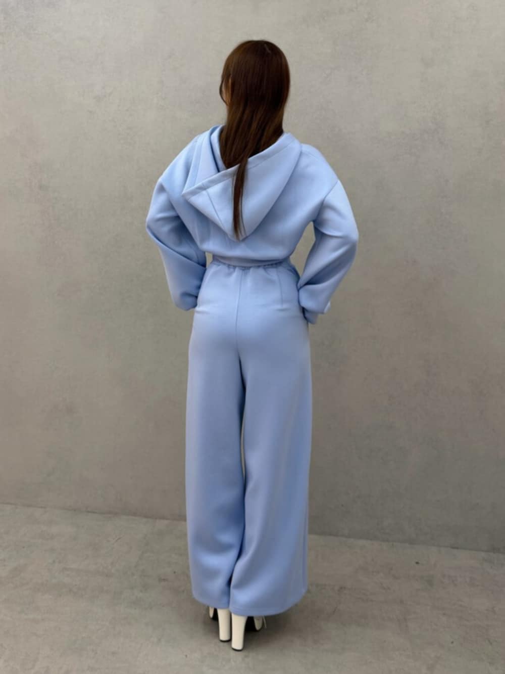 ホワイト系のブーツ、ブルー系のパーカー、ブルー系のその他パンツを着用したレディースの冬コーディネートの3枚目の写真